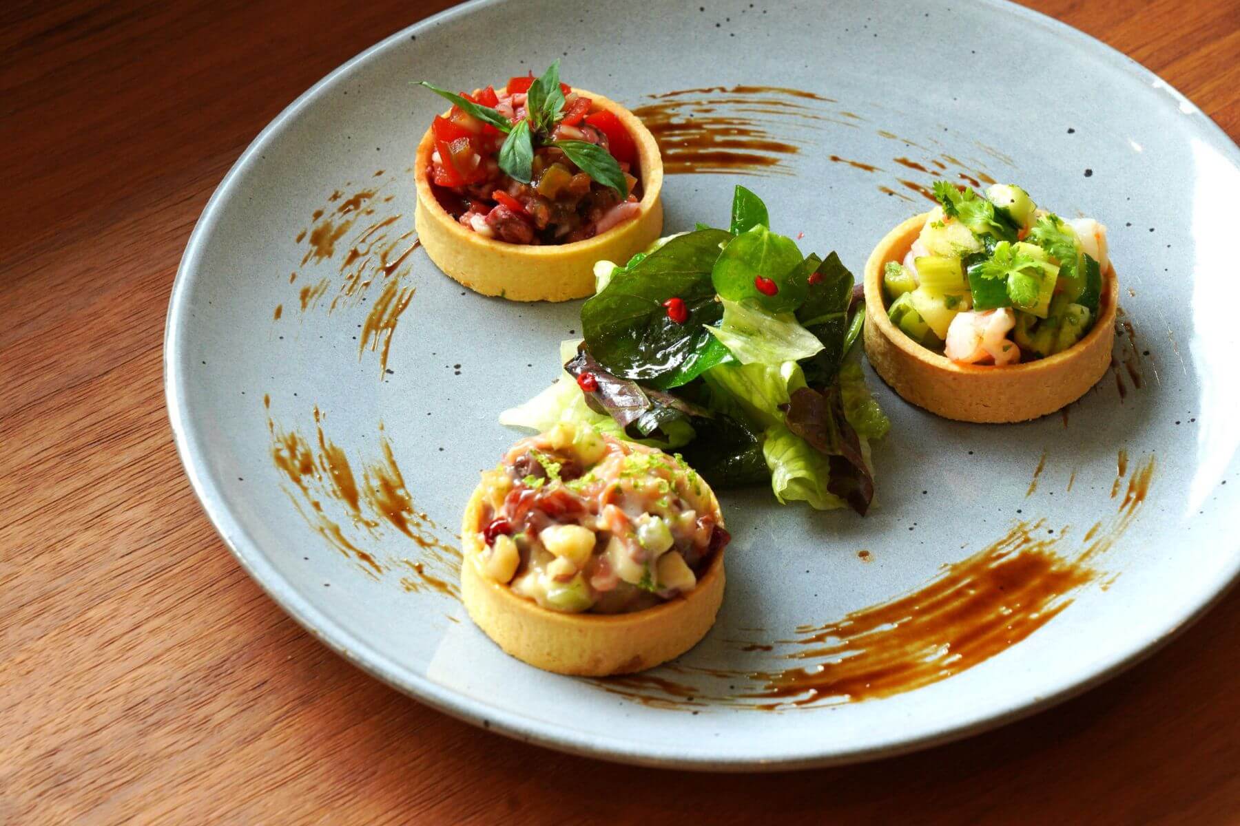 海鮮三重奏饗宴｜鮮蝦、煙燻鮭魚、迷你小卷。（圖/百書咖啡廳）