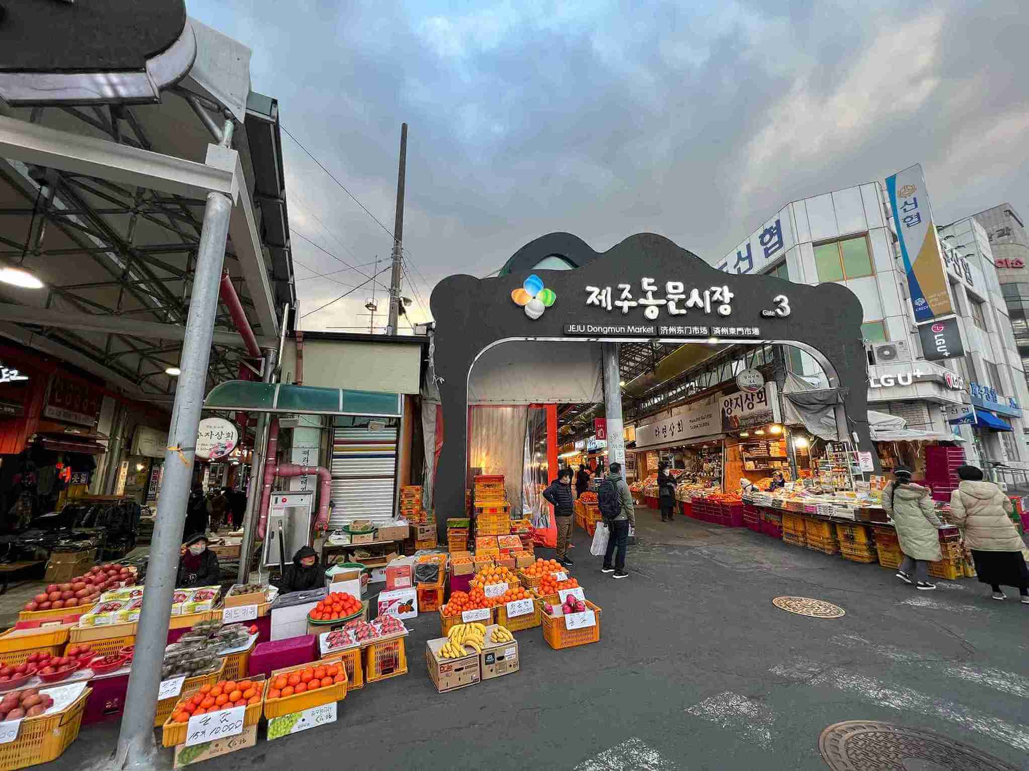 濟州島東門市場是當地最具代表性的傳統市場之一，市場內有各式新鮮海產、橘子製品。（圖／欣傳媒資料庫）