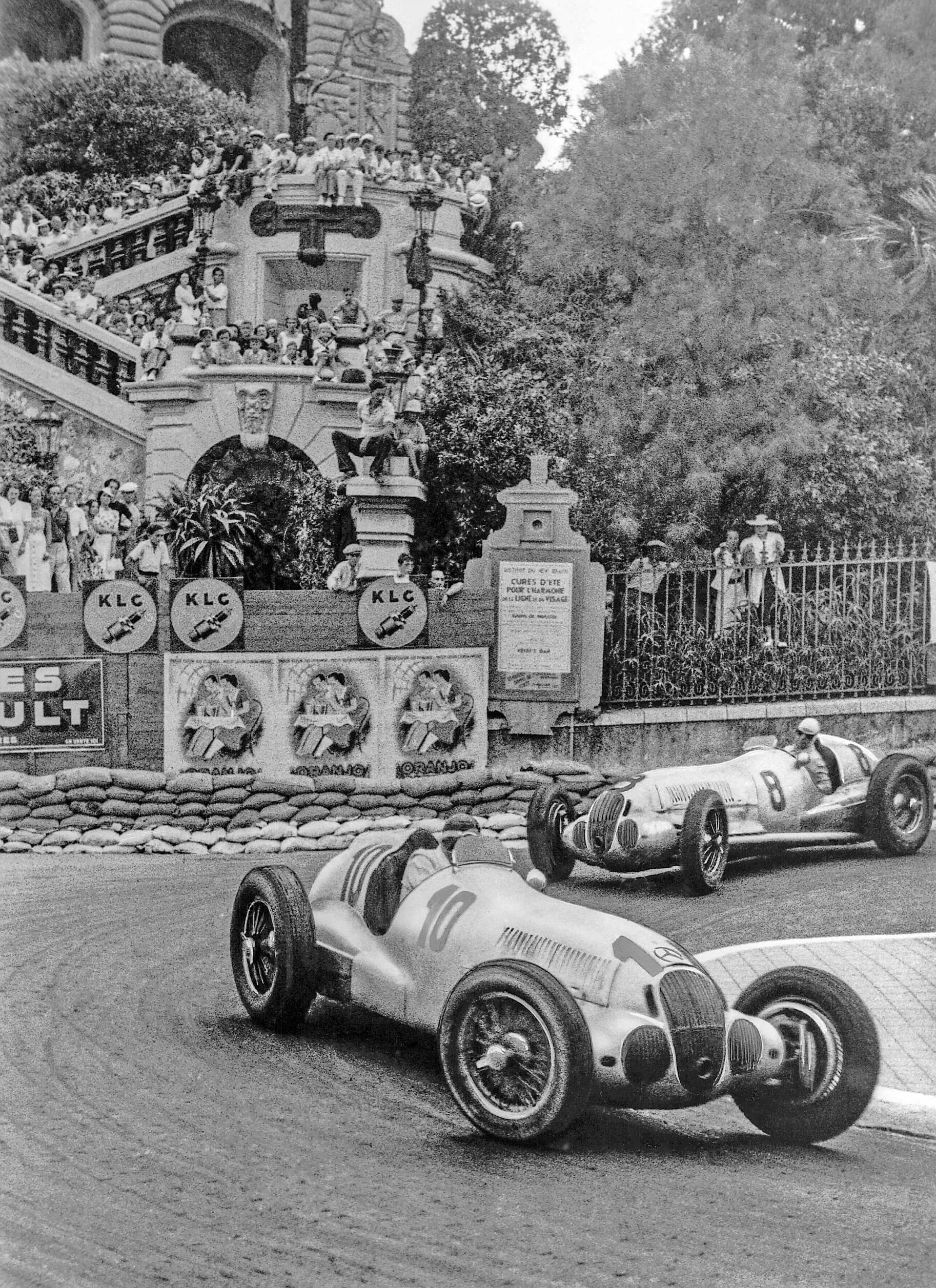 1937年Grand Prix賽事中，W 125於街道賽道過彎競速。