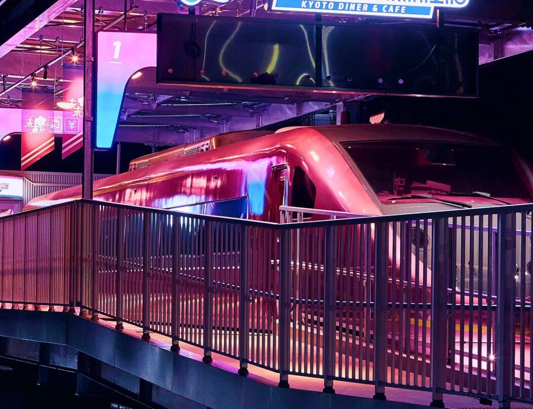 FUTURE TRAIN KYOTO DINER & CAFÉ坐落廢棄鐵路線上，空間由退役雷鳥號改建成列車主題餐廳。（圖片來源／FUTURE TRAIN KYOTO DINER & CAFÉ）