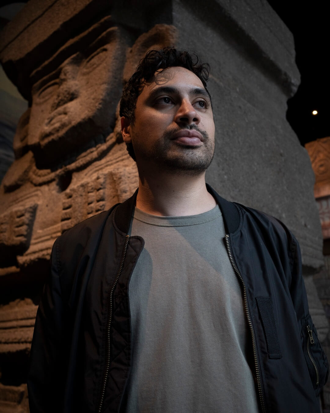 Andy Martin擁有墨⻄哥、牙買加背景，擅長把帶有前衛、科幻感的 Techno 與拉丁/加勒比聲響交織融合，憑藉豐富經驗與紮實的技巧，與眾多知名 DJ 共演，並在各城指標性的俱樂部演出