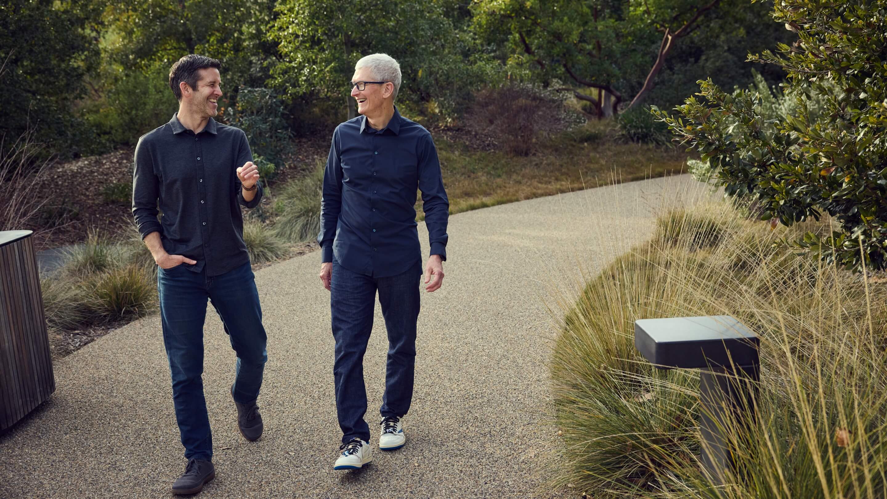 左 / 蘋果新任執行長John Ternus 右 / 庫克 圖片轉載：Apple Newsroom。
