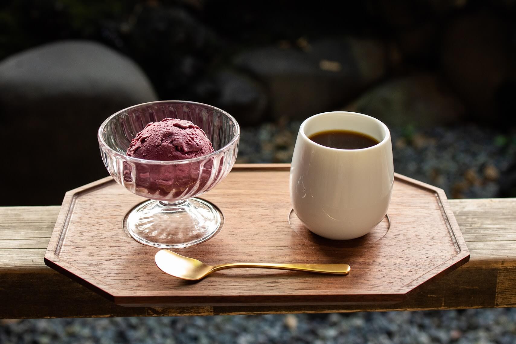 RÉBON快哉湯 COFFEE & ROASTERY。館內咖啡館提供由咖啡師沖煮的精品咖啡，以及自家製冰淇淋。走進這座昔日的錢湯，在濃濃歷史氛圍中享受一段悠閒的咖啡時光，是這裡獨有的魅力。©レボン快哉湯