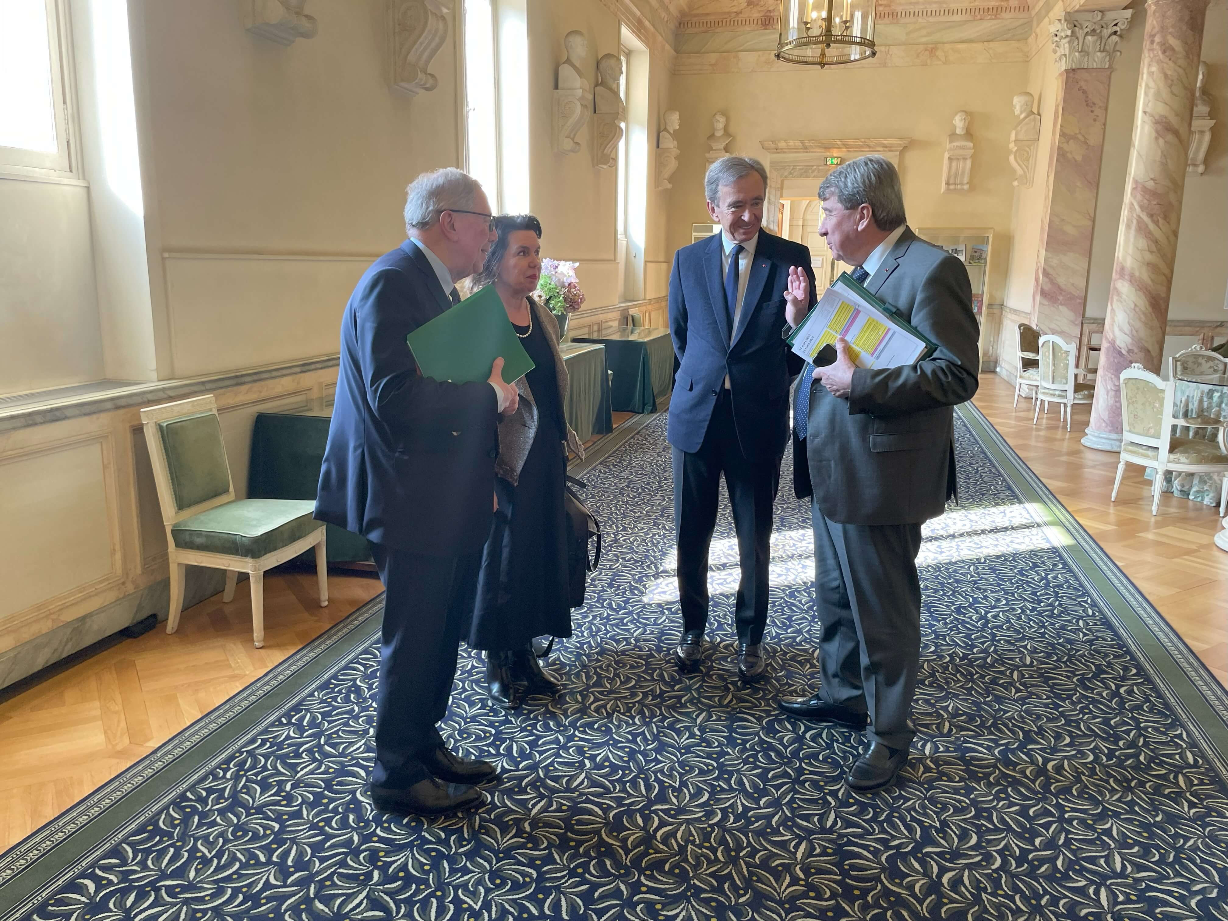 阿爾諾接任以故好友、經濟學家Denis Kessler於巴黎法蘭西學會底下人文及政治道德科學院「經濟政治、統計與金融學部」的職位。