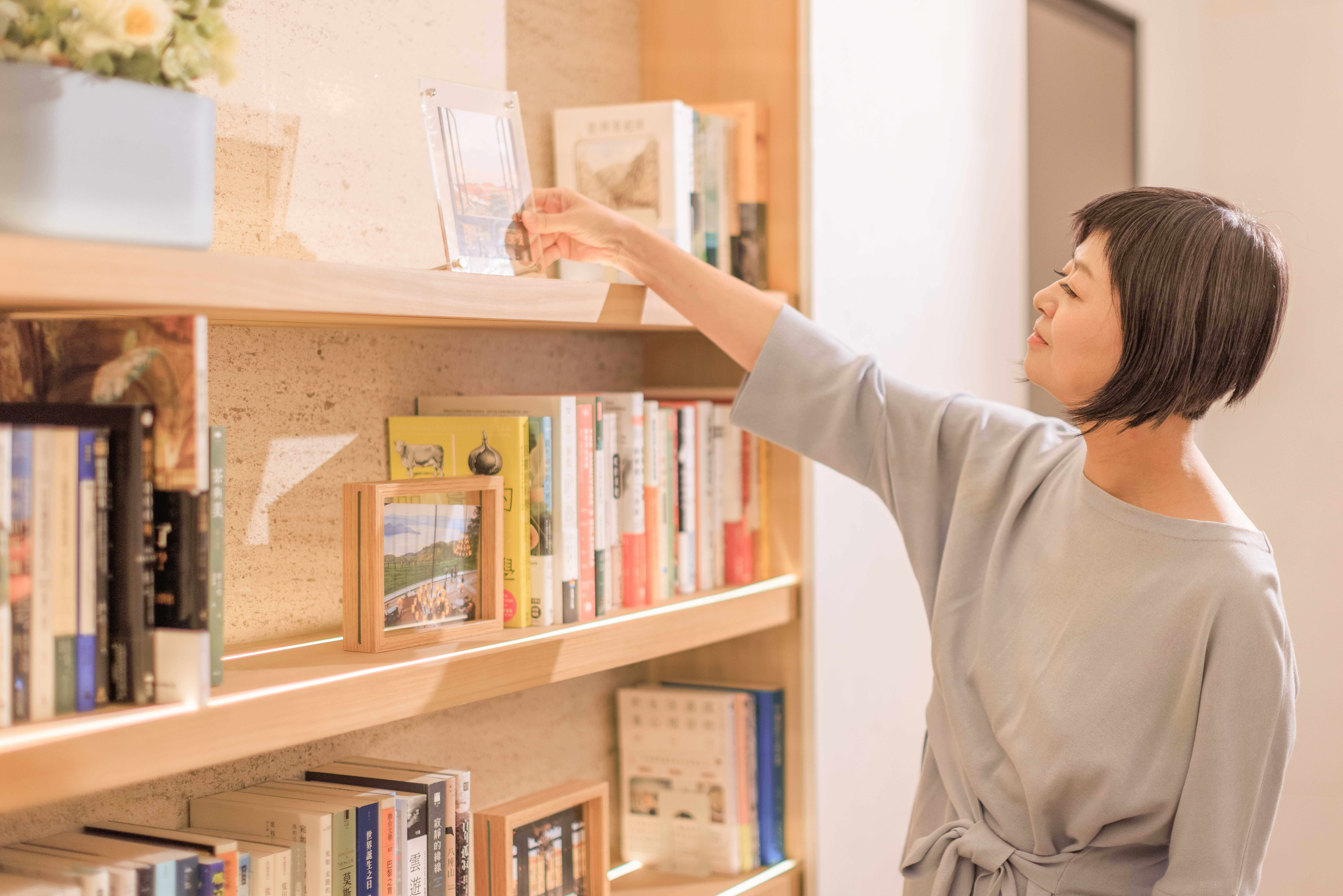 房內架上的書不是像一般樣品屋是為了裝飾而隨意擺放。這裡每一本都是她親自挑選、真正喜愛、且還買得到紙本的作品。/ 「寳實二代樣品屋實景拍攝」。
