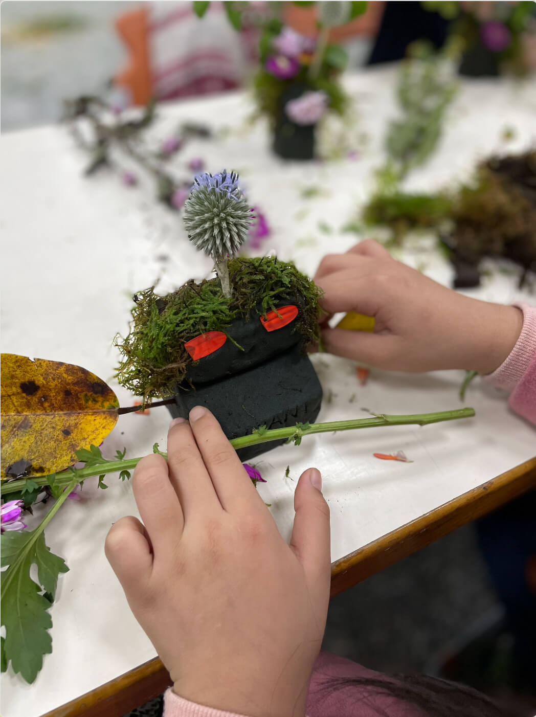 醫院社團植物創作課程中學生們姿態各異的創作，也往往給張芝伊帶來驚嘆與啟發。