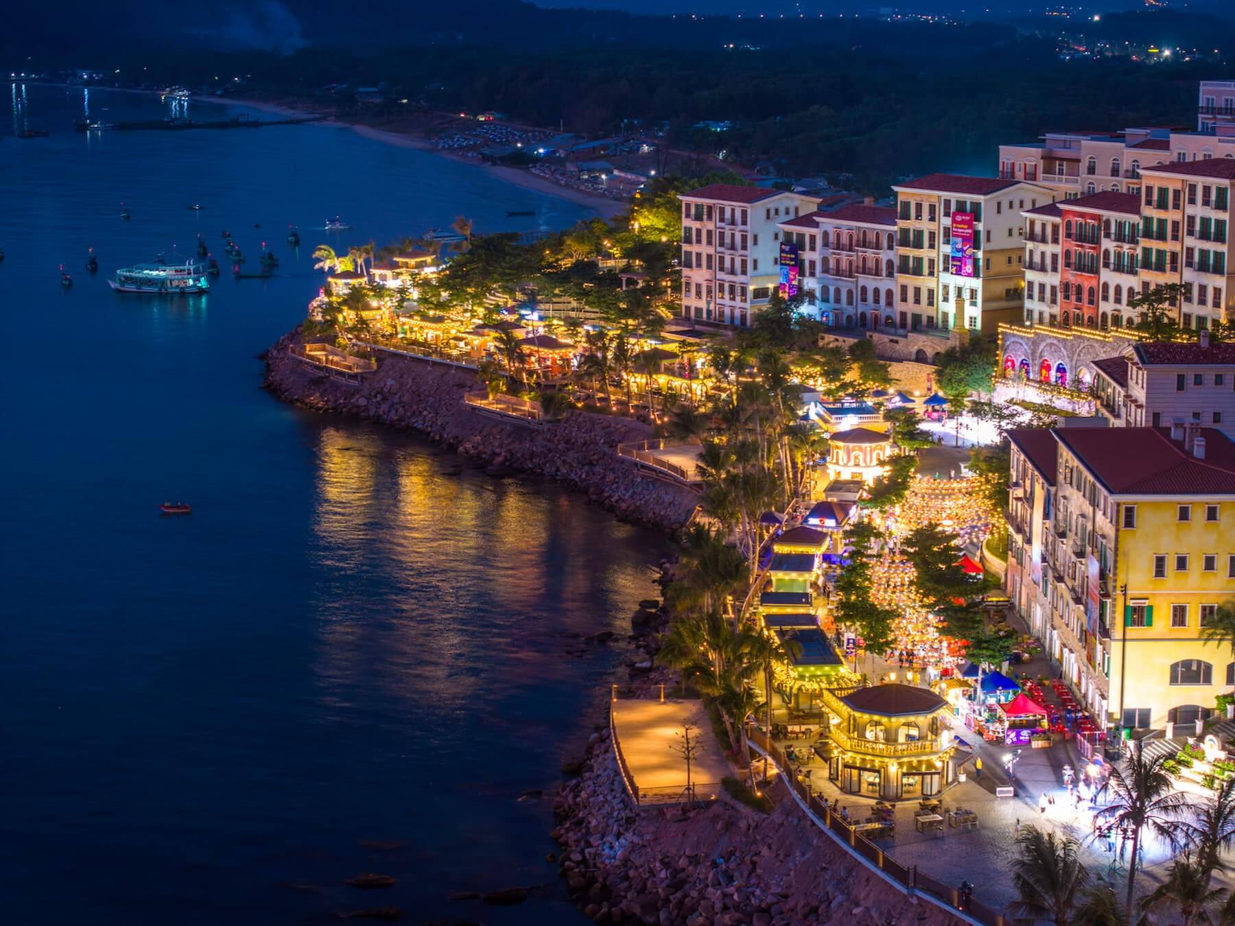 入夜後的日落小鎮（圖／太陽集團）