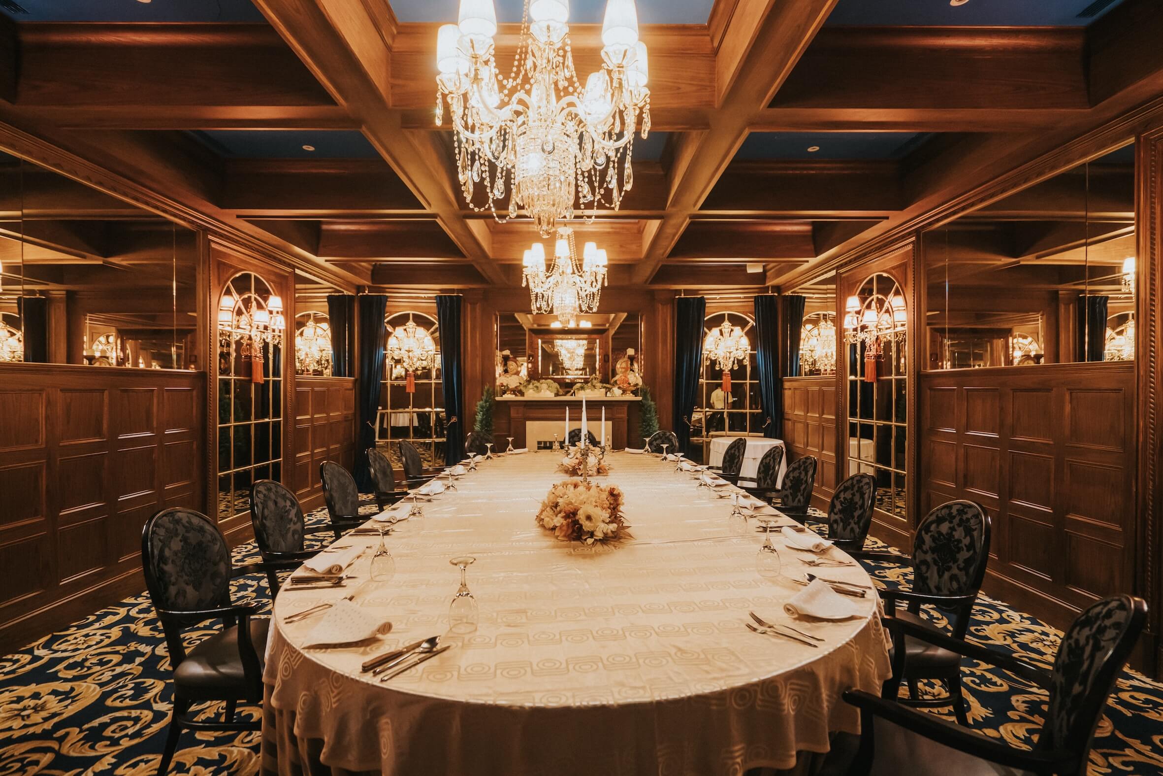 泓品牛排裝潢經過幾次改變，但基本上仍維持老派優雅的風格，其中國王廳是最大也最氣派的包廂空間。