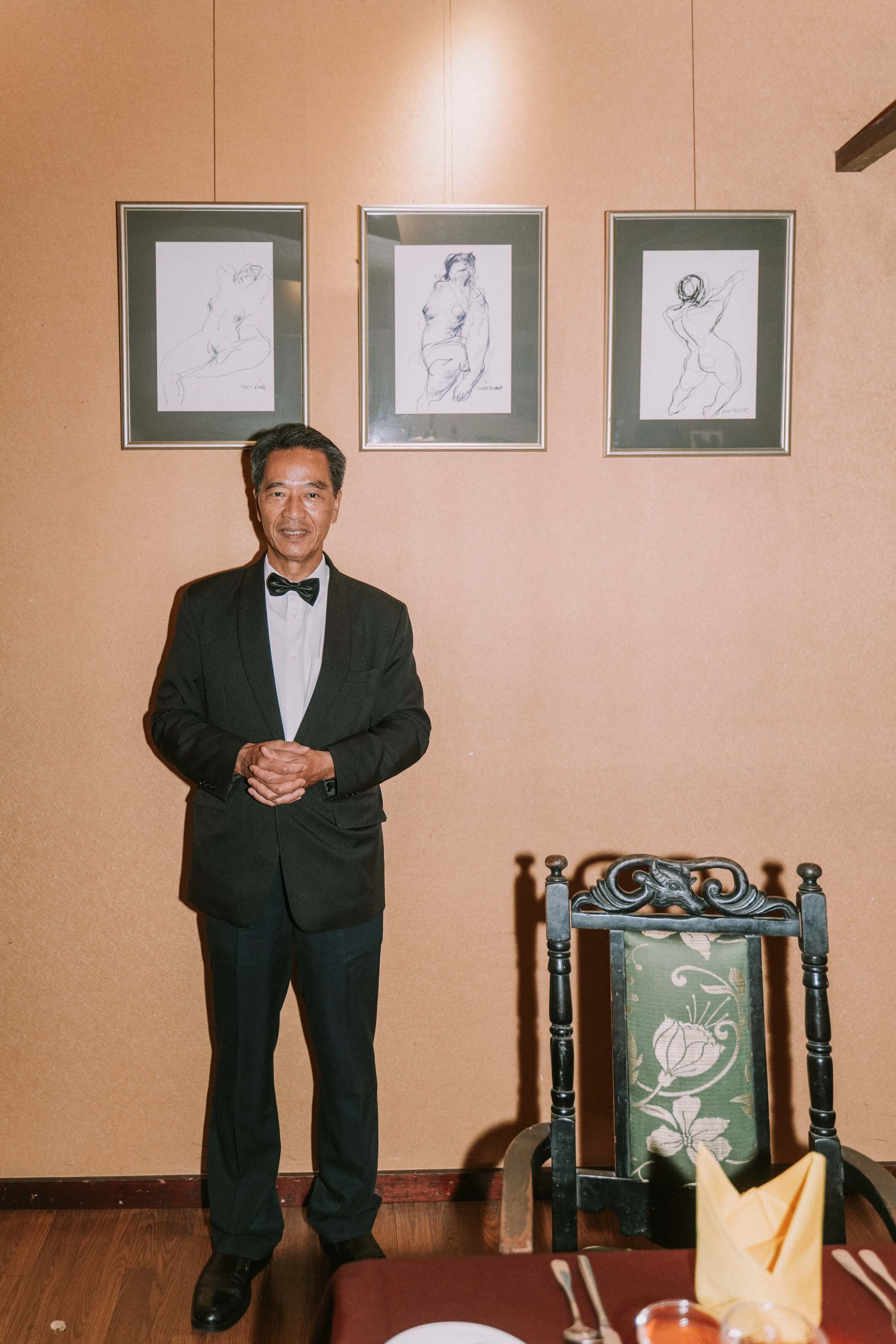 五十多年來，餐廳經營者陳登壽仍身兼服務生一職，在內外場忙進忙出，逐桌服務。