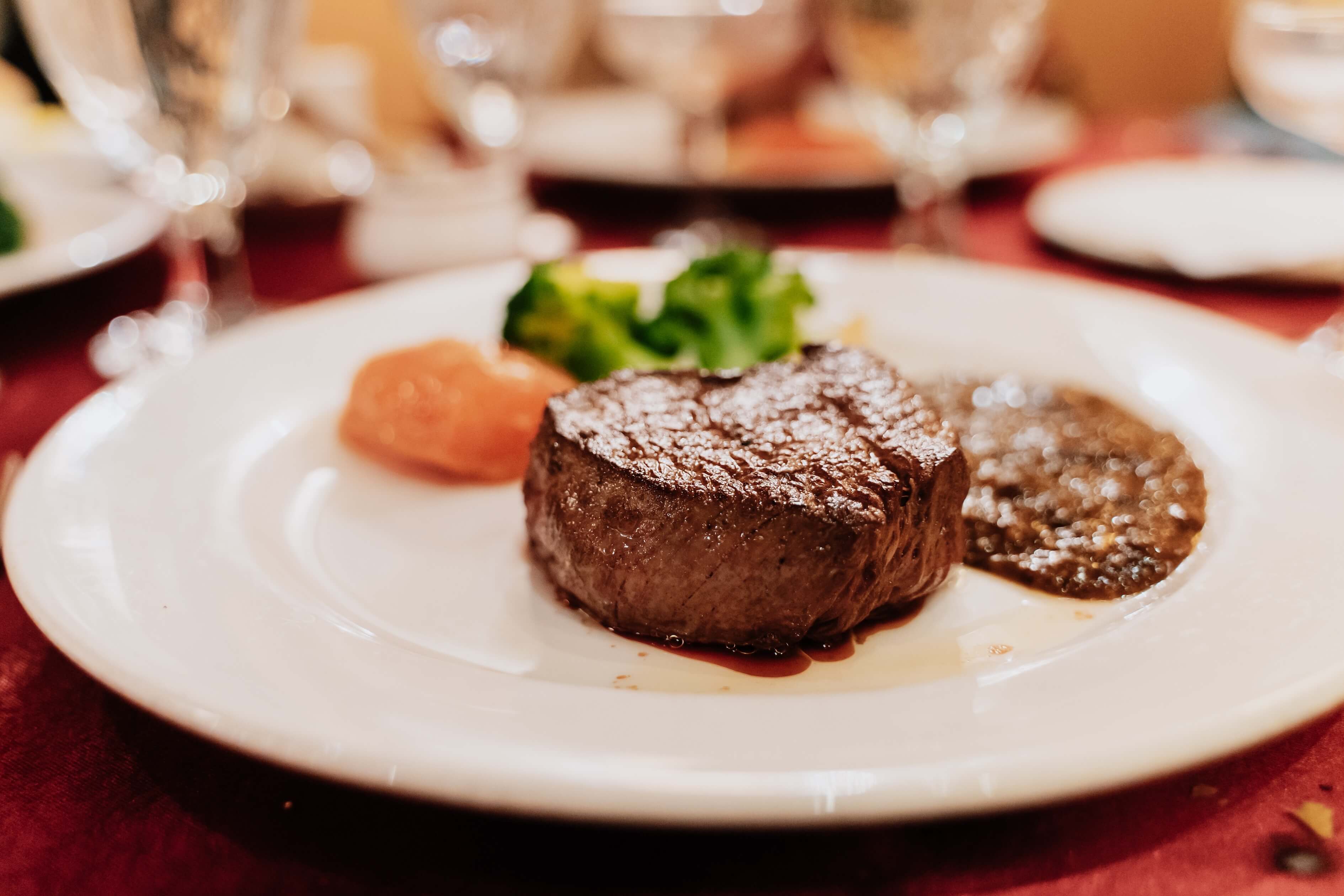 沾美西餐廳牛排。