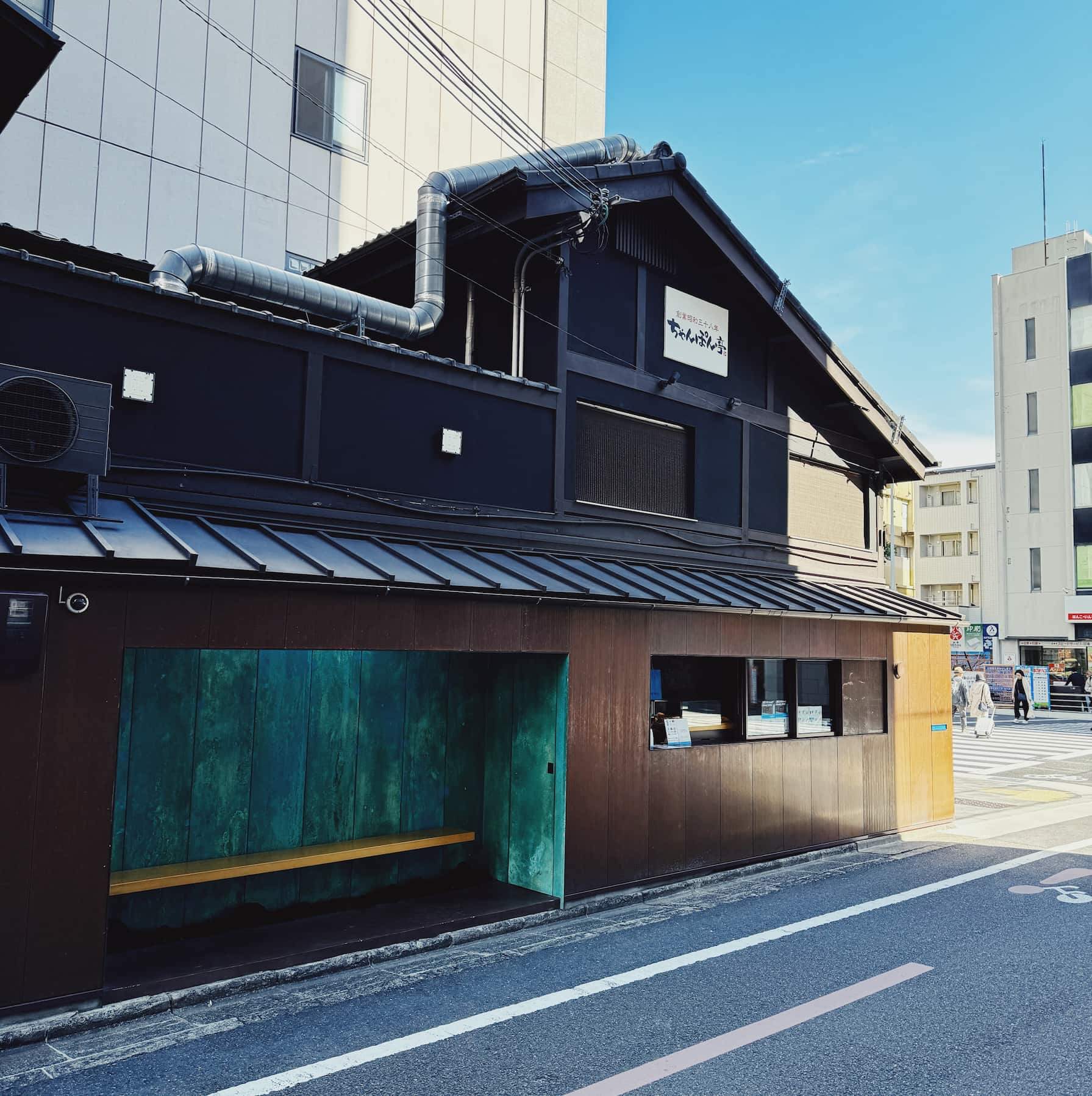 D&Department京都藏身於佛寺之中，將選物店與傳統寺廟建築完美融合。圖片來源｜「青久SUETOMI AoQ」是京都和菓子老舖「末富」開設的外帶咖啡店。圖片來源｜「青久SUETOMI AoQ」是京都和菓子老舖「末富」開設的外帶咖啡店（圖／Dato）