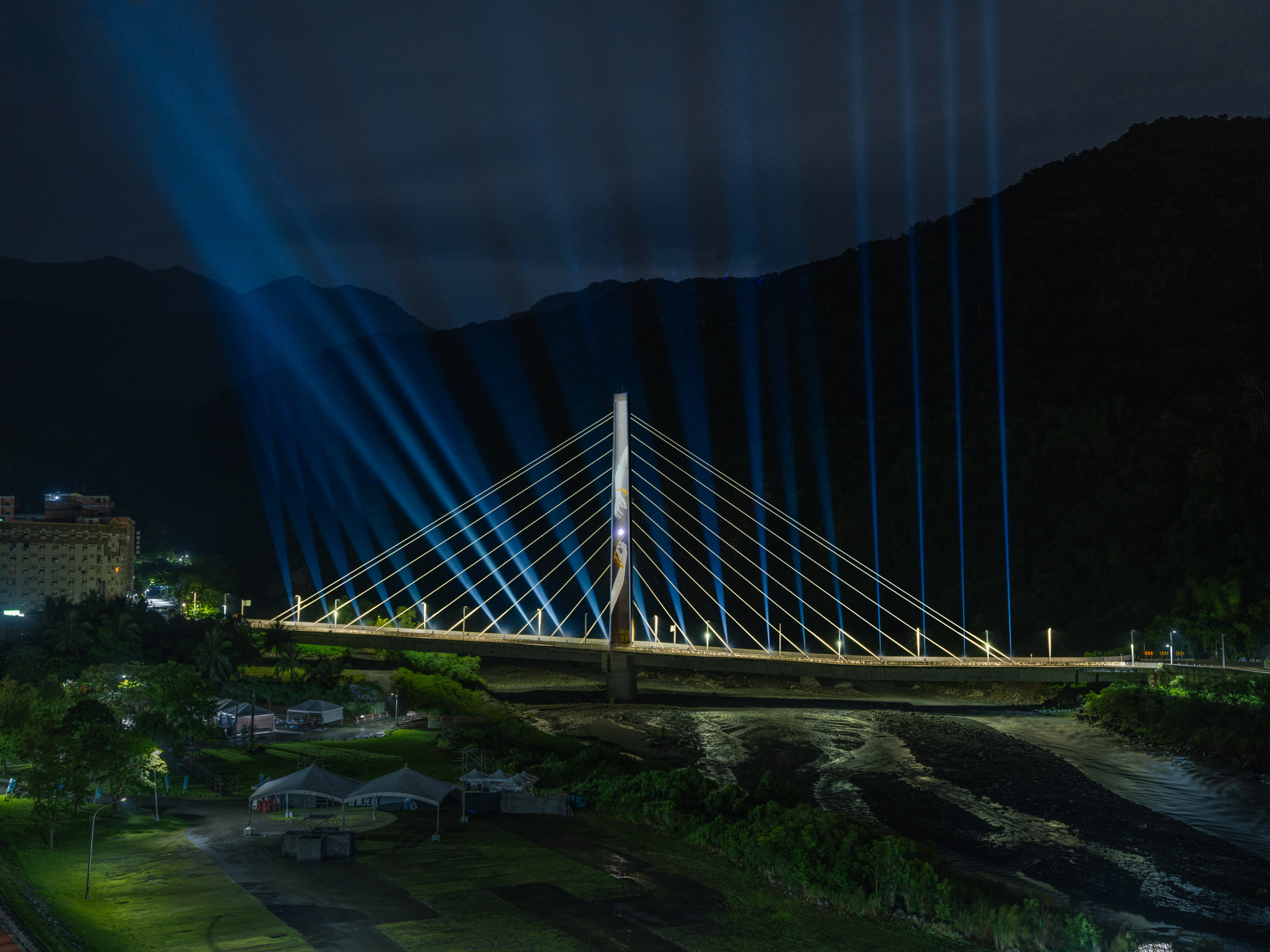 胡縉祥、郭彥宏、韓承燁的《光湧·界》／台東光祭：沐光泉