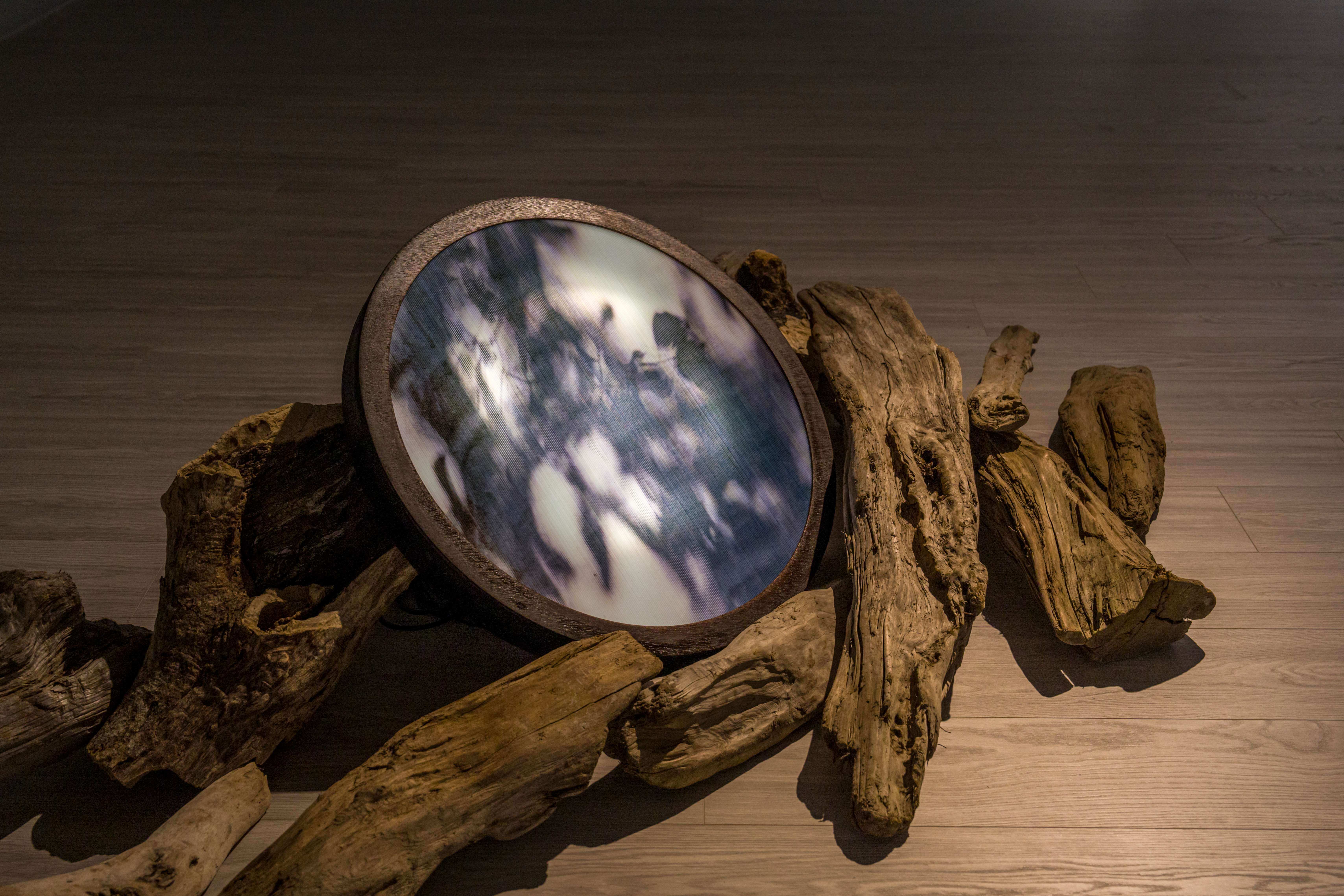 藝術家陳家翊《存在 I》，將城市發展中破損的建築痕跡與生活記憶重新框限，轉化為具備身體感知的流動發光窗景。