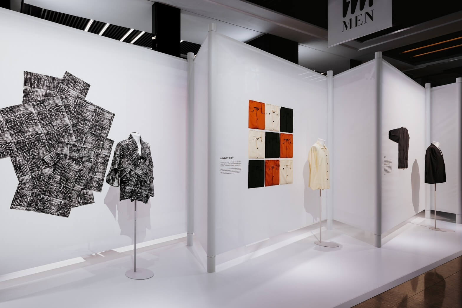 左邊的《SKETCH SHIRT》透過轉印技術將充滿手繪感的筆觸線條呈現在服裝上，面料為棉與和紙混紡而成，不僅展現獨特質感，也更柔滑親膚。