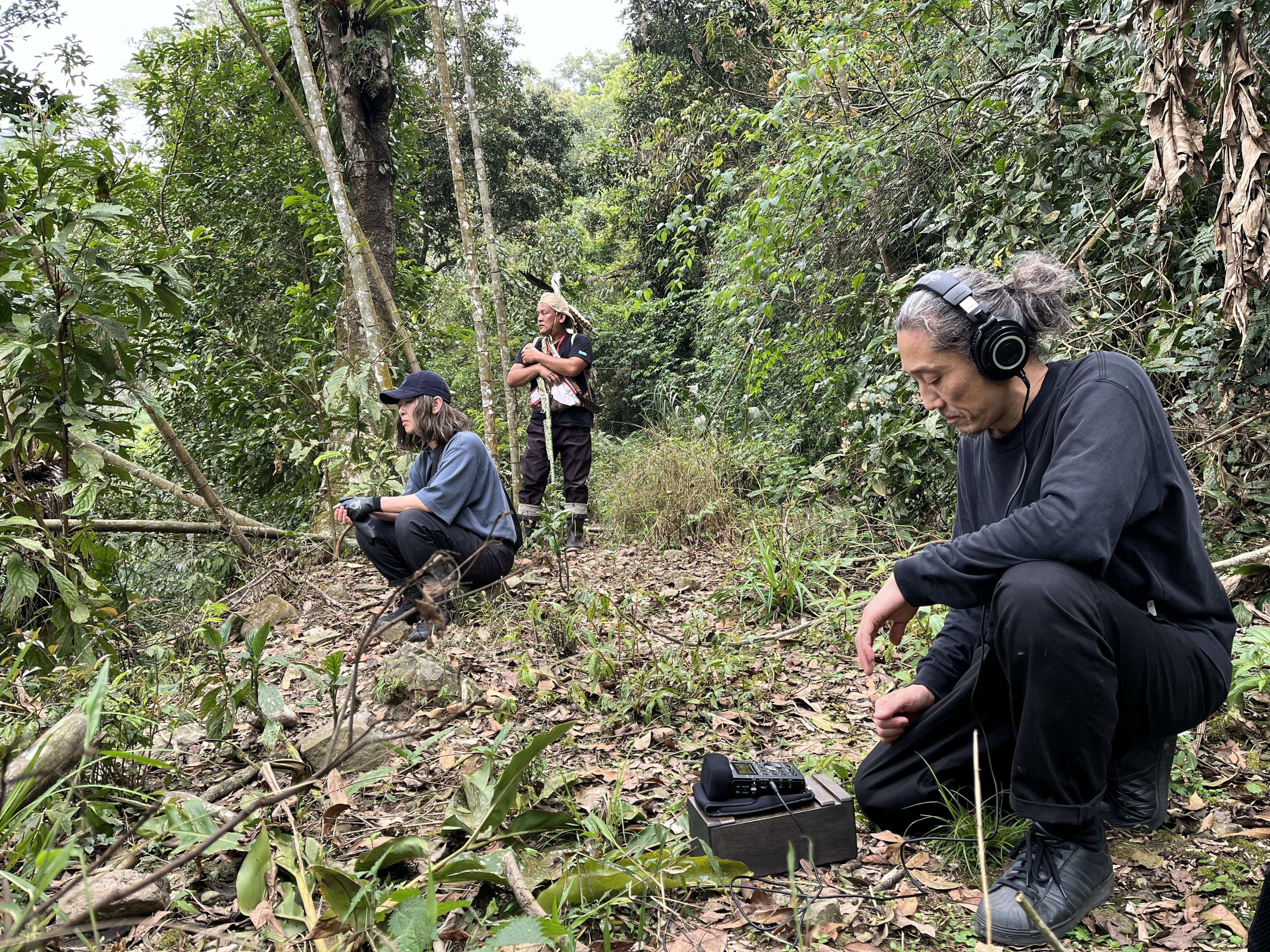 鄒族獵人巴蘇雅・亞古曼帶領日本藝術家「 釣り人は鳥を知らない」蒐集曾文溪上游(茶山部落)的聲音│日青創藝提供.HEIC