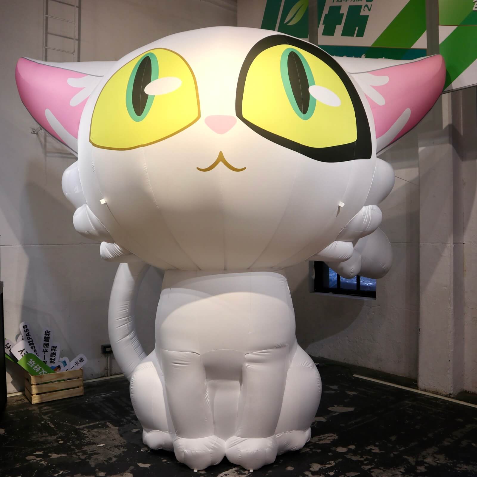 一卡通特別為台北場精心規劃了新海誠知名動畫電影《鈴芽之旅-貓大臣》巨大化氣偶展出，也預告即將發行《貓大臣》相關 3D 票卡