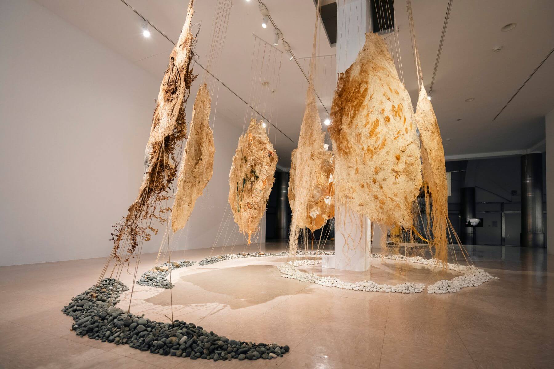 陳淑燕《輕擊著 那回聲》,2003。樹皮布,樹藤,草木染色,紗布,鐵 網,布,各種線,紙,瓊麻、苧麻、絲瓜絡等 植物纖維。70 x 35 x 180 cm(L x W x H)共 8 片。