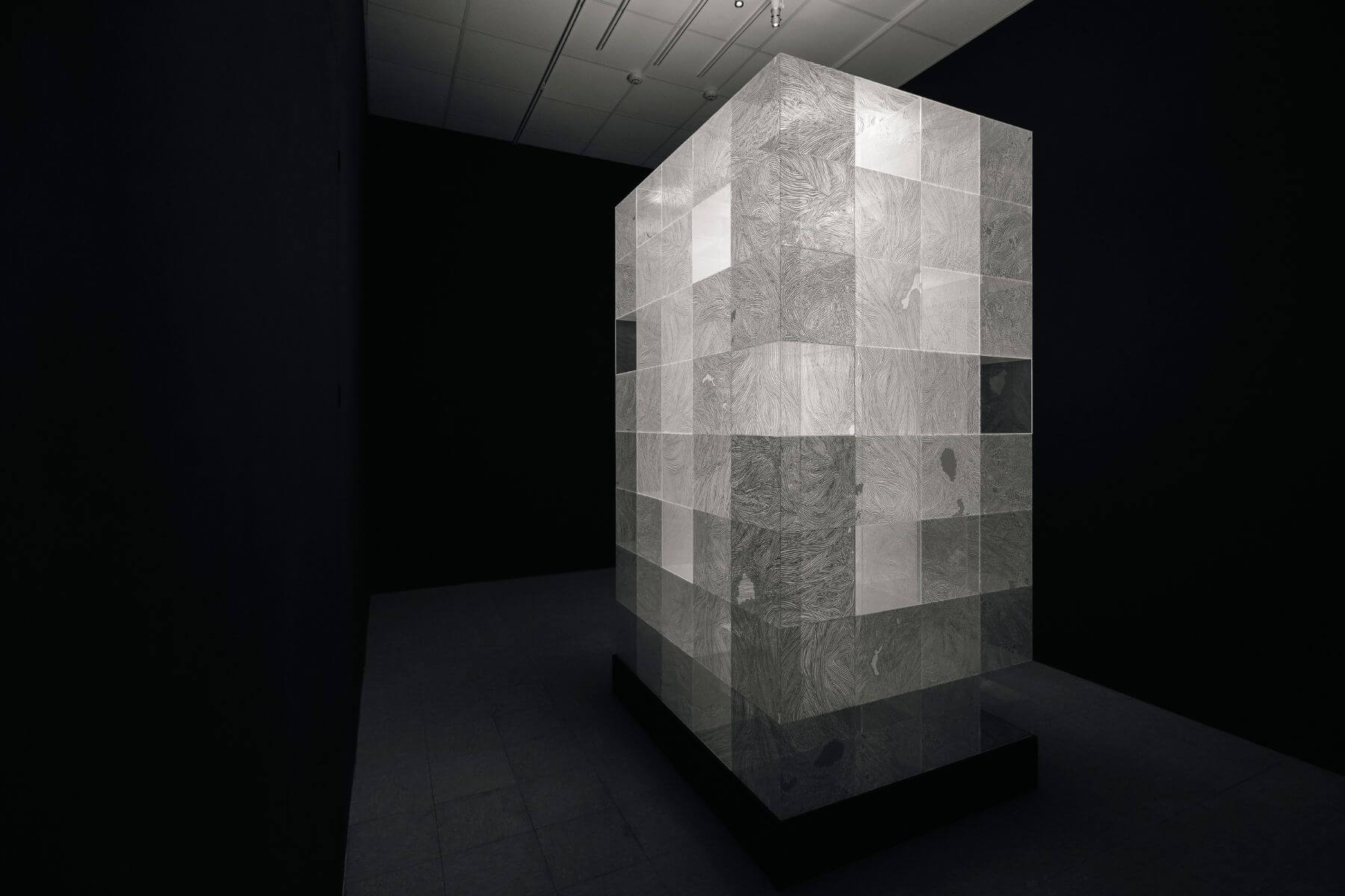 大卷伸嗣《漂浮 —— 構築之詩》,2022。絹印、壓克力盒。29.5 x 29.5 x 29.5 cm(L x W x H),共157顆。