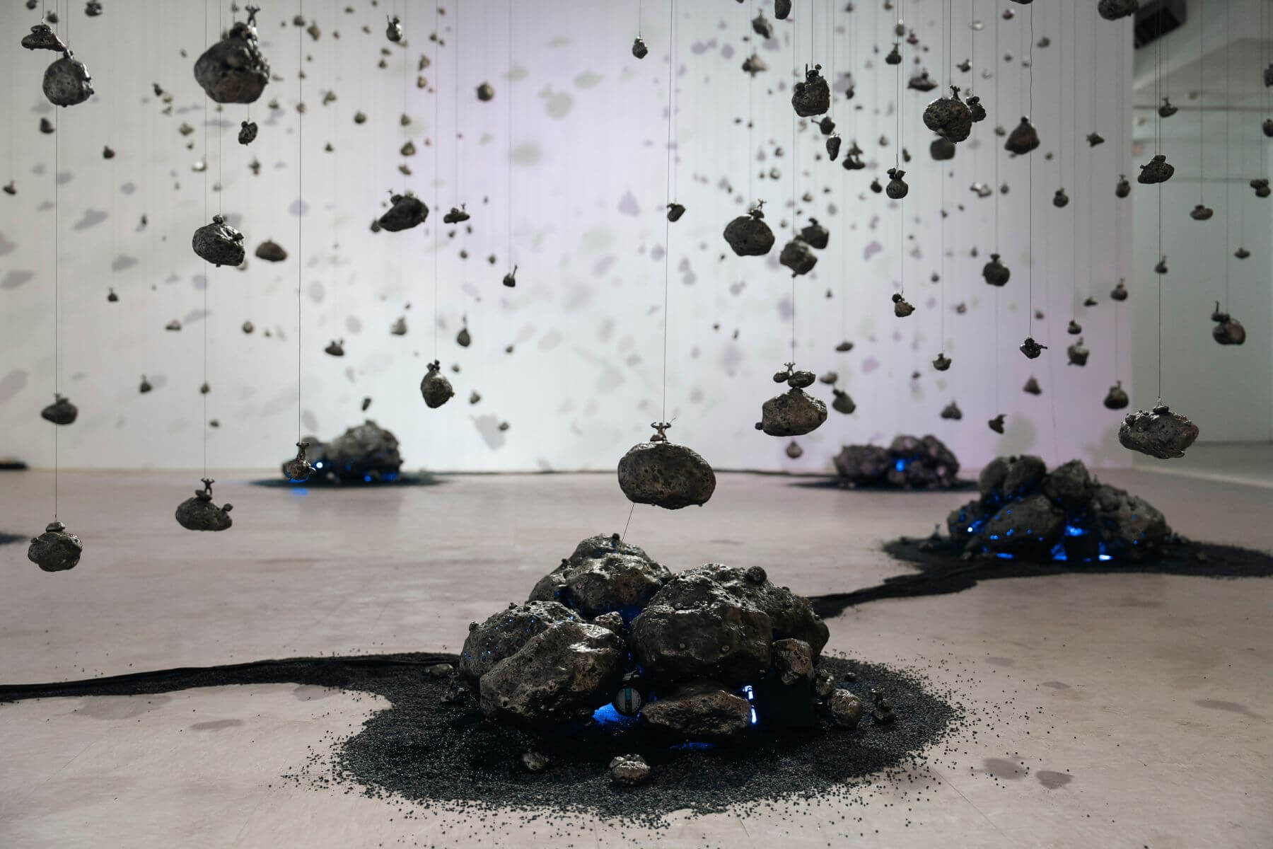 劉柏村《 天地一方》,2024。鋼、LED不鏽鋼馬達、LED燈。尺寸依空間而定。