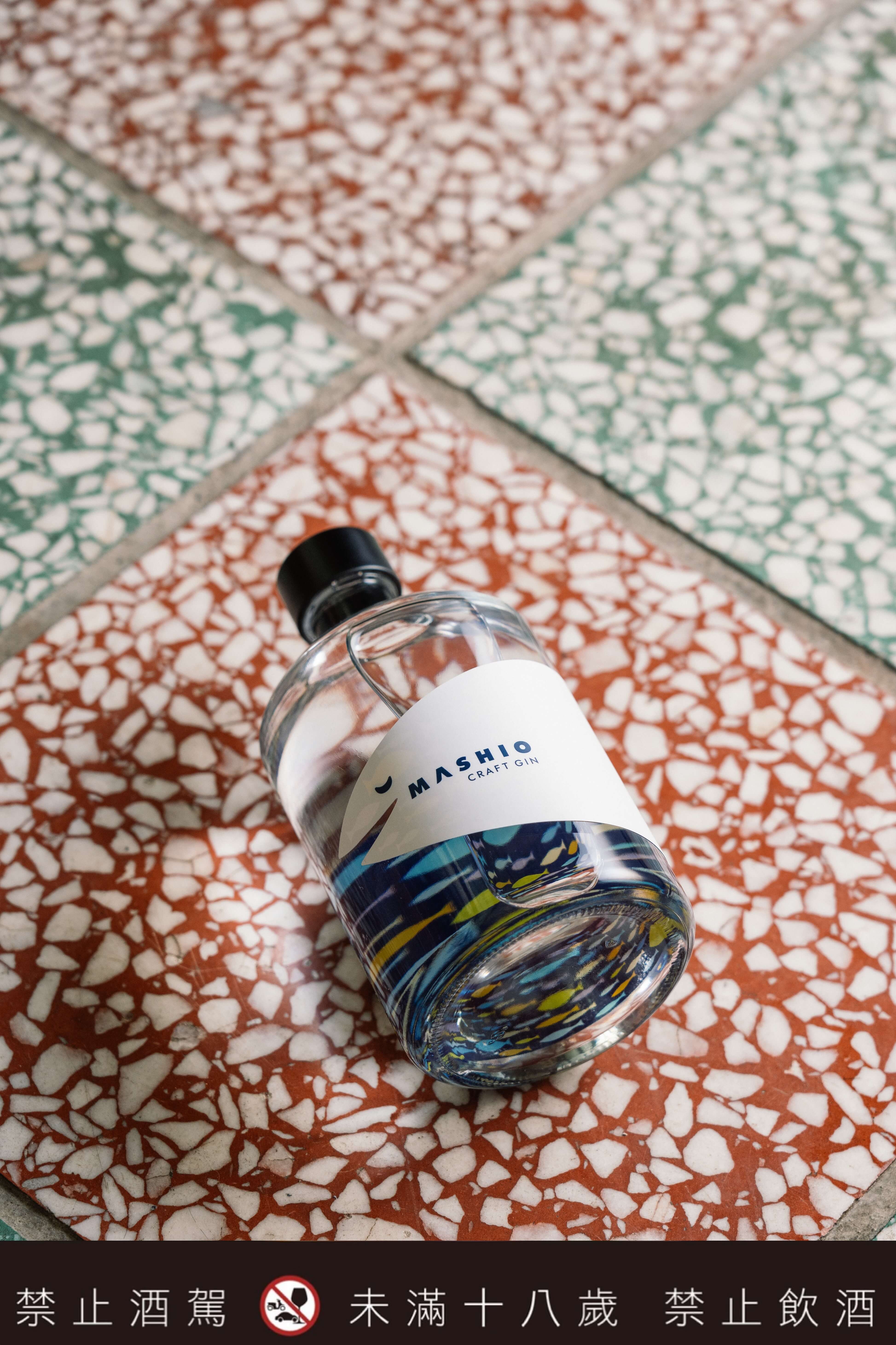 黑潮琴酒靈感來自「鰹魚在黑潮中翻滾,從台灣游向日本」是一款具敘事性極高的琴酒。