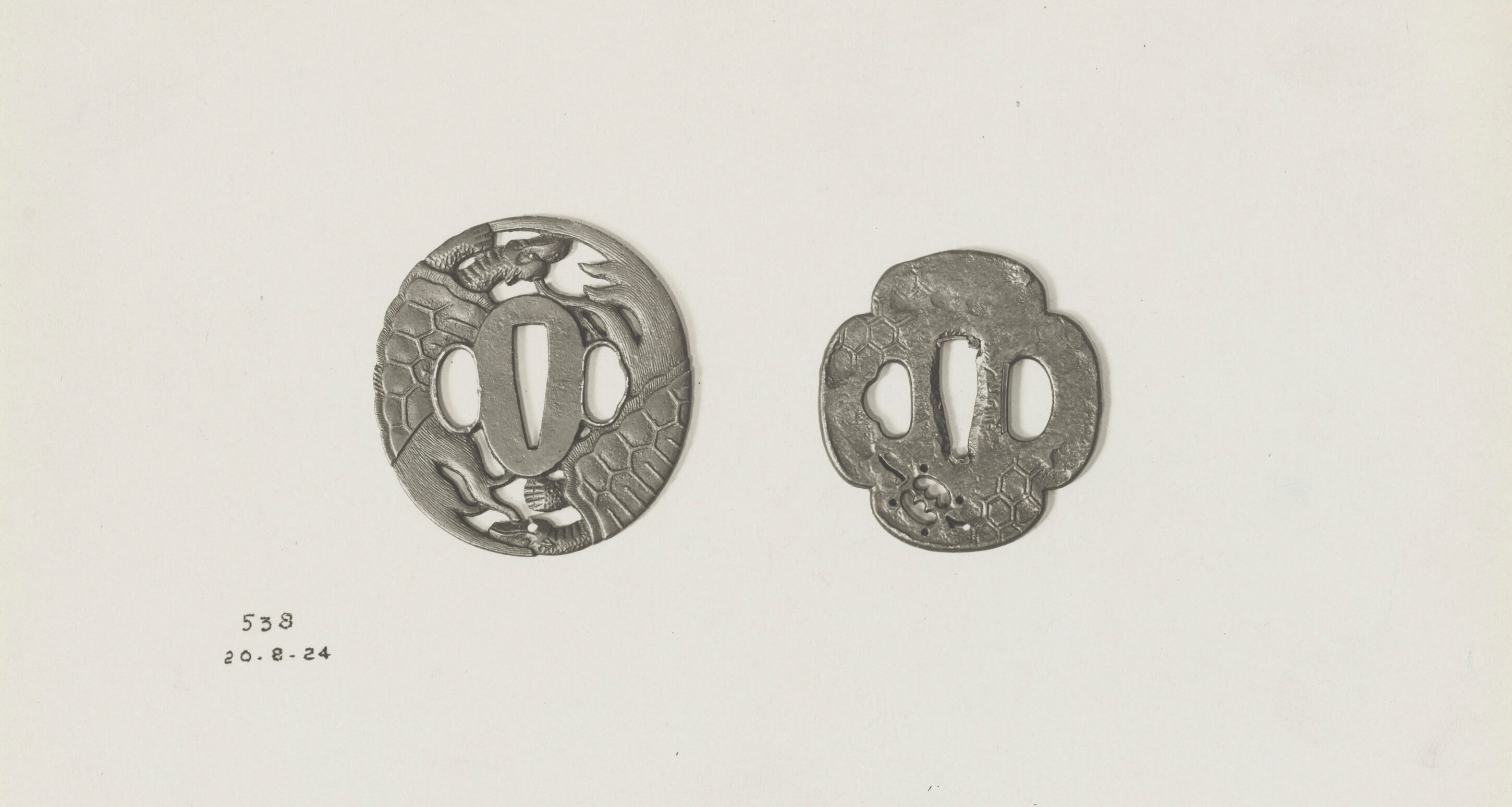 日本傳統家紋「鶴丸」（丸に鶴），常見於武士刀鍔上，象徵長壽與高貴。