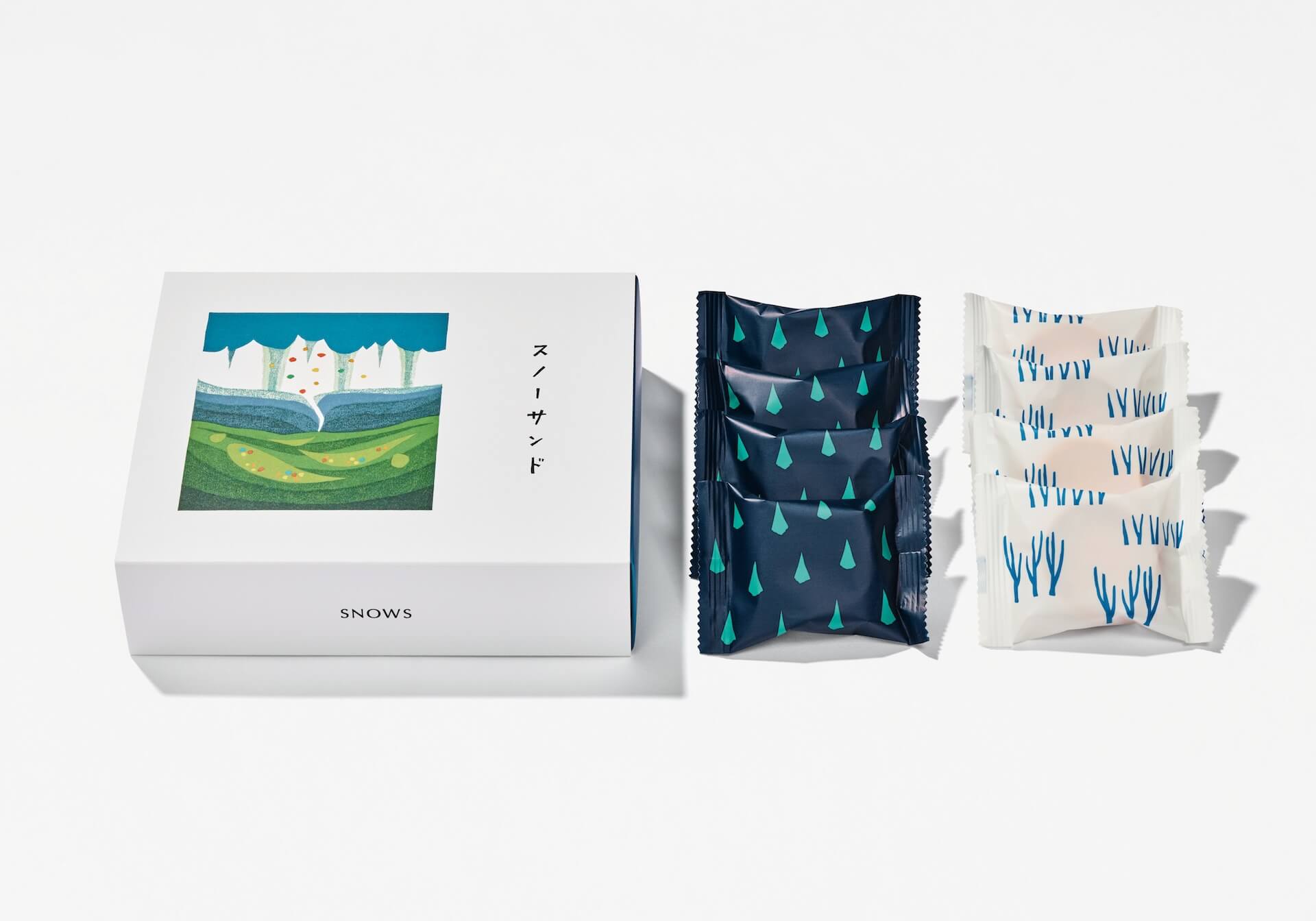 SNOWSAND生巧克力夾心餅乾有白巧克力、黑巧克力兩款，生巧克力與夾心餅乾交織，口感脆滑迷人。