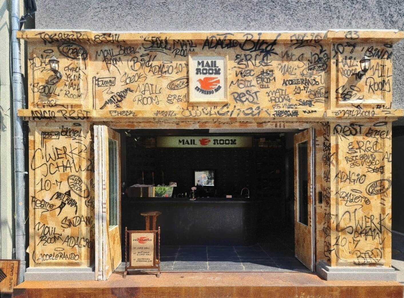 郵局為靈感打造的神秘概念咖啡店 Mailroom Café。