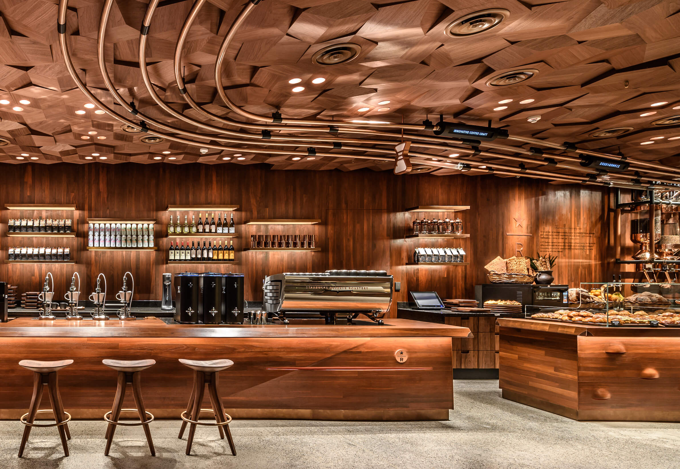 設備方面採用大量透明導管,展示咖啡豆的運行路線,整體以沉浸式體驗為核心。