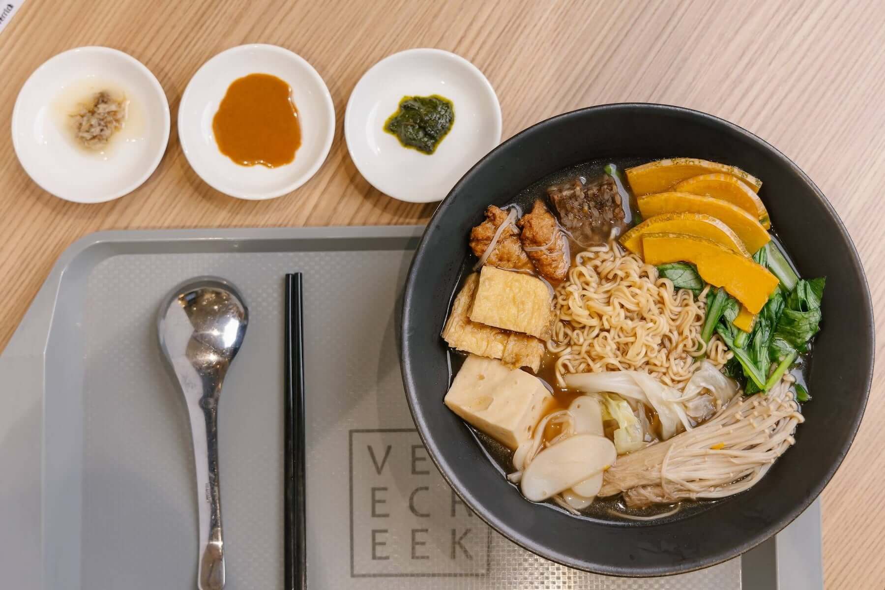 VEGE CREEK蔬河提供蔬食滷味（圖／桃園國際機場官方Facebook）