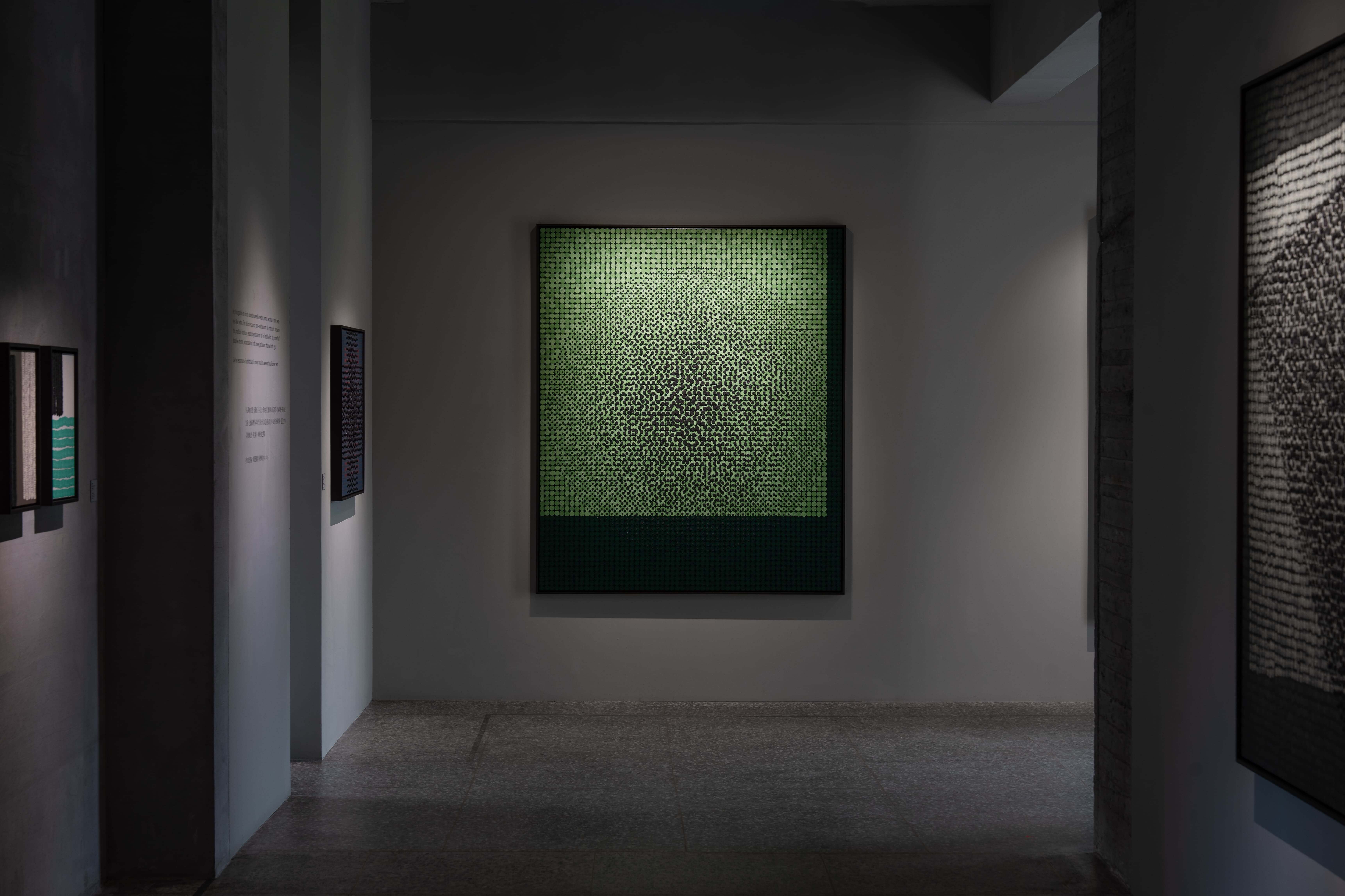 權純益以每日臨帖修行般的「加法」，流露光點在行進間的流動之氣，經由層疊筆觸與物質質地，凝聚時間的能量。