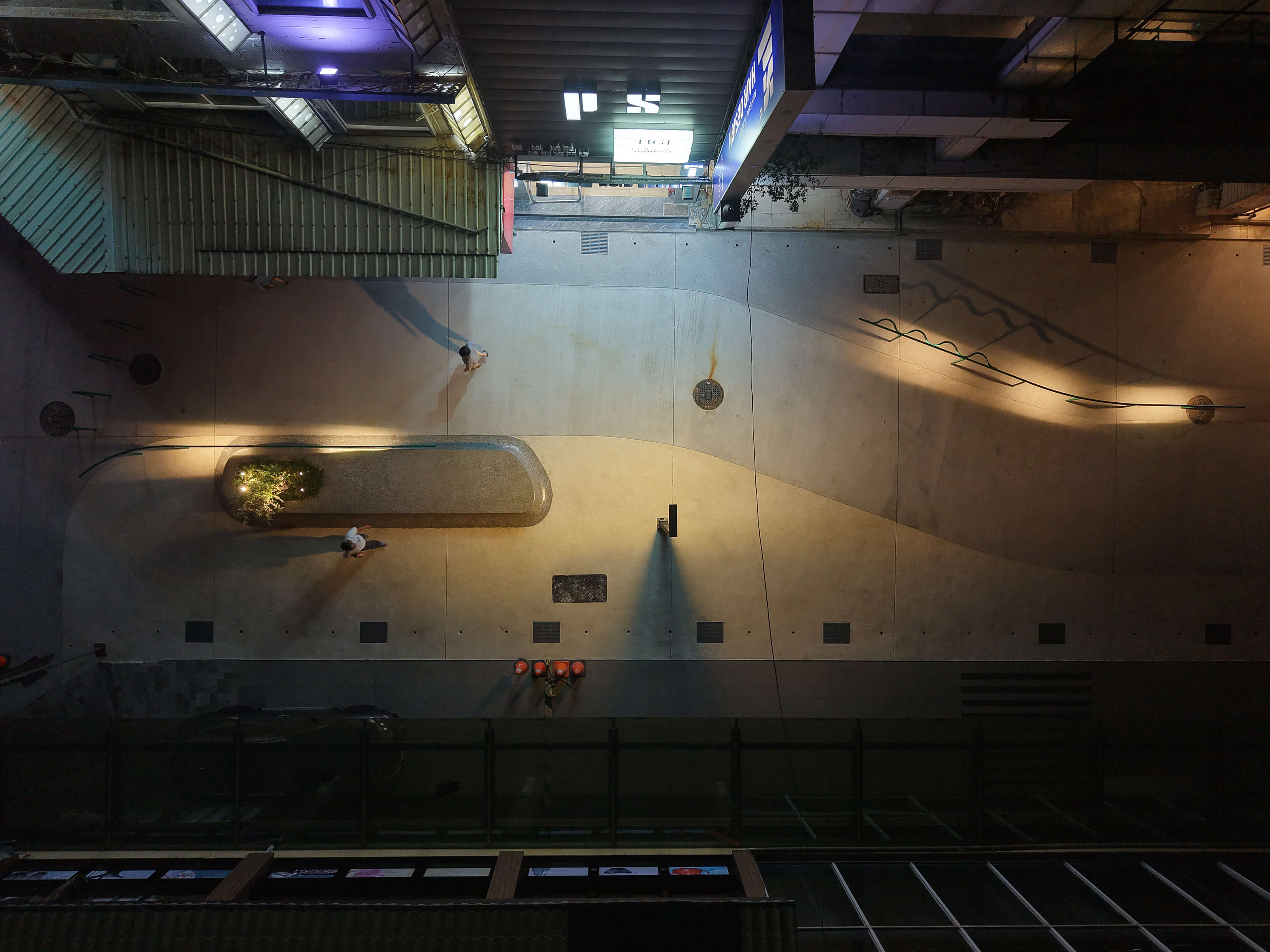 高雄中央公園商圈的《浮島》