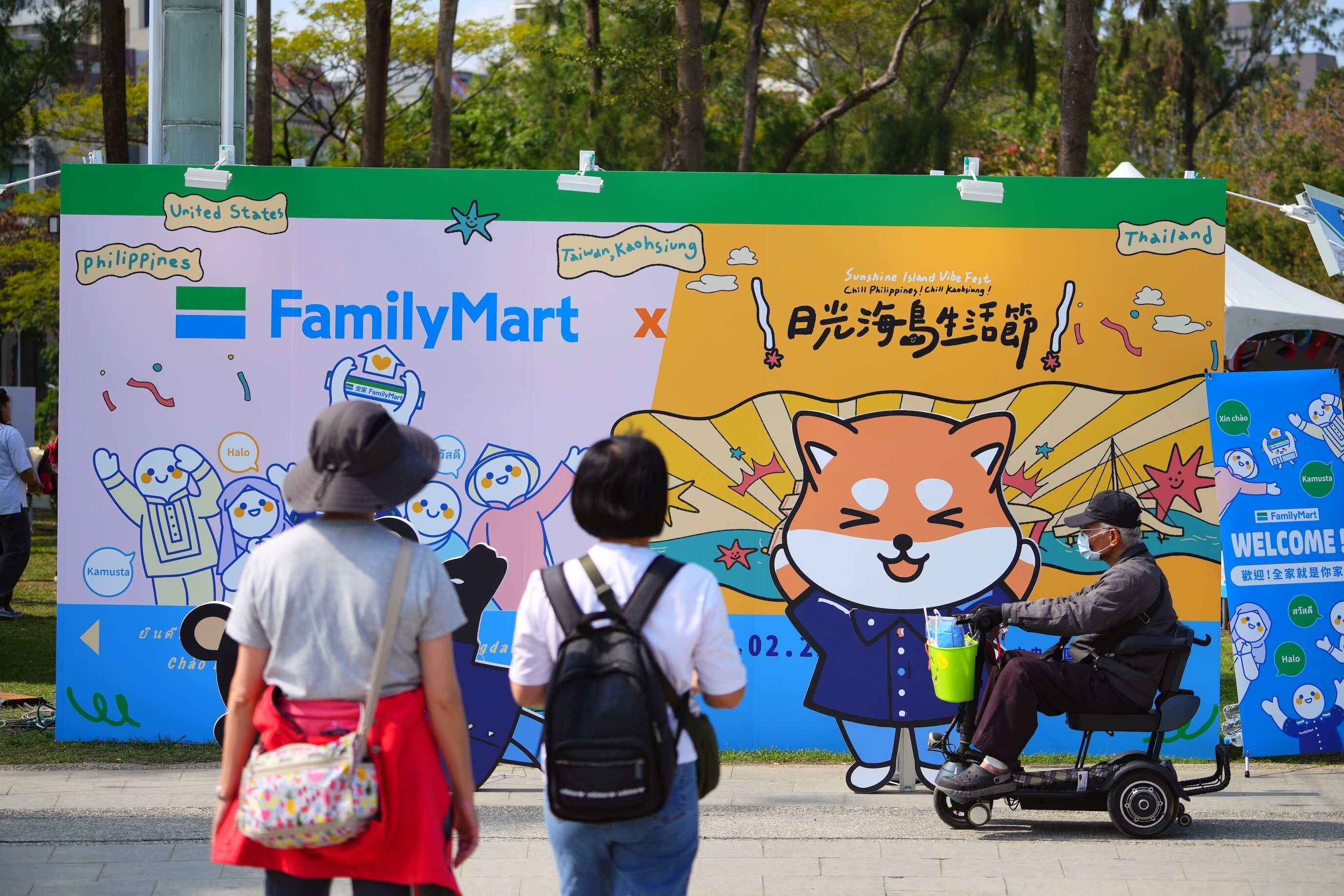 「全家」在高雄中央公園打造「多元文化快閃店」,並透過情境漫畫、互動式裝置,策劃「擁抱多元台灣,從心看見新家人」展覽。(攝影/林韋言 )