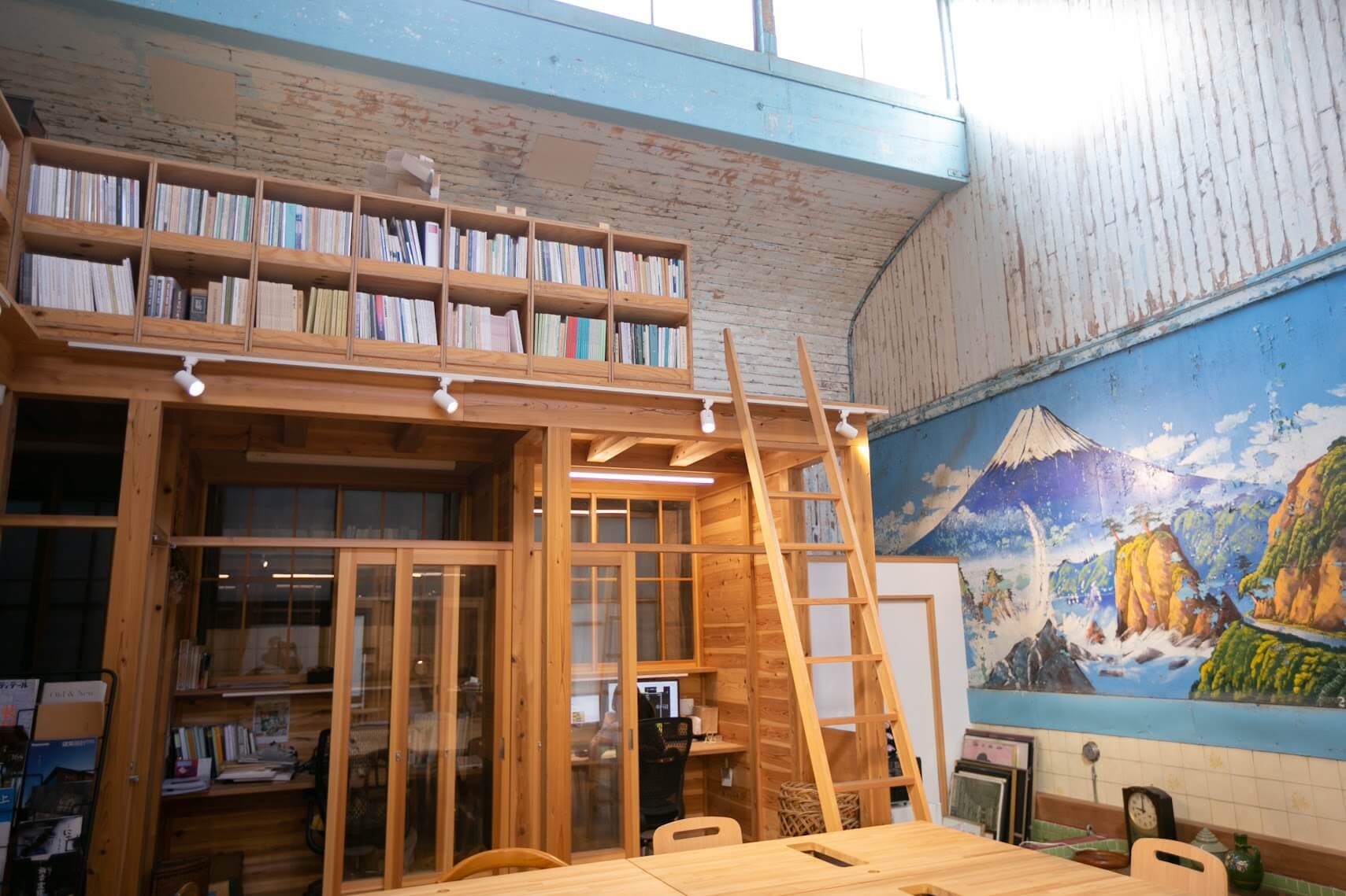 由歷史悠久的錢湯建築改造而成，修復工程盡可能保留深受街坊熟悉的外觀風貌，讓昔日錢湯的韻味延續至今。©レボン快哉湯