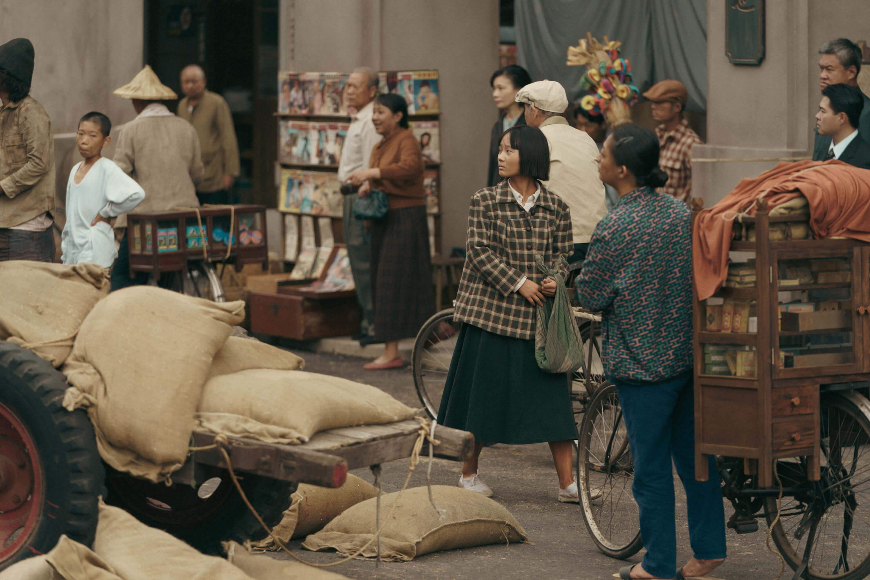 劇組搭建早期的台北平民建築區、金山街道，當時的市場、福馬林池等重要場景。（圖片／華文創 提供）