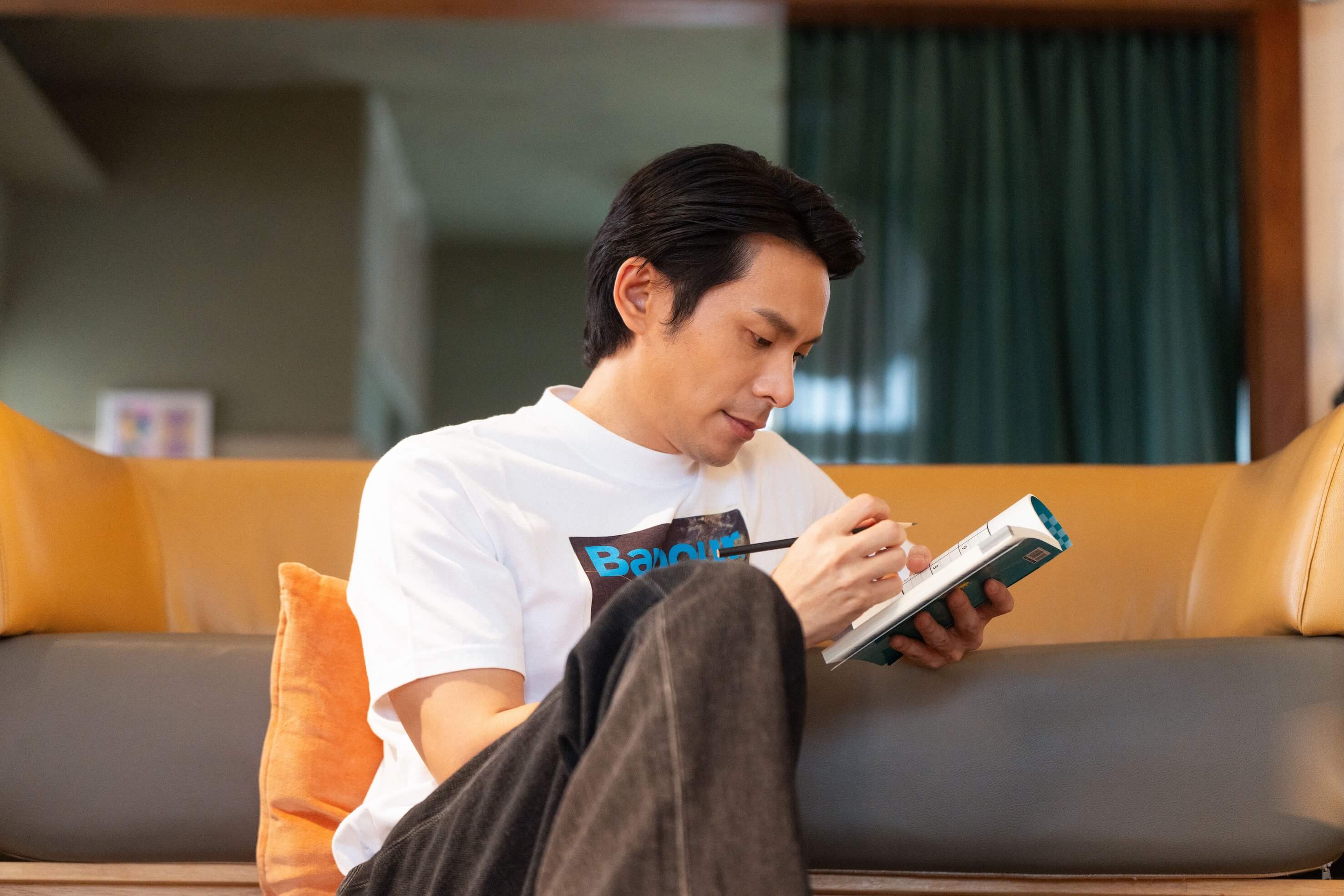 白色印花棉質上衣 by Barbour；黑色長褲 by AllSaints