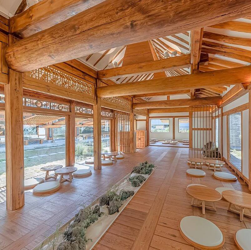 大邱韓屋星巴克多採席地而坐的位置。圖片來源｜＠starbuckskorea