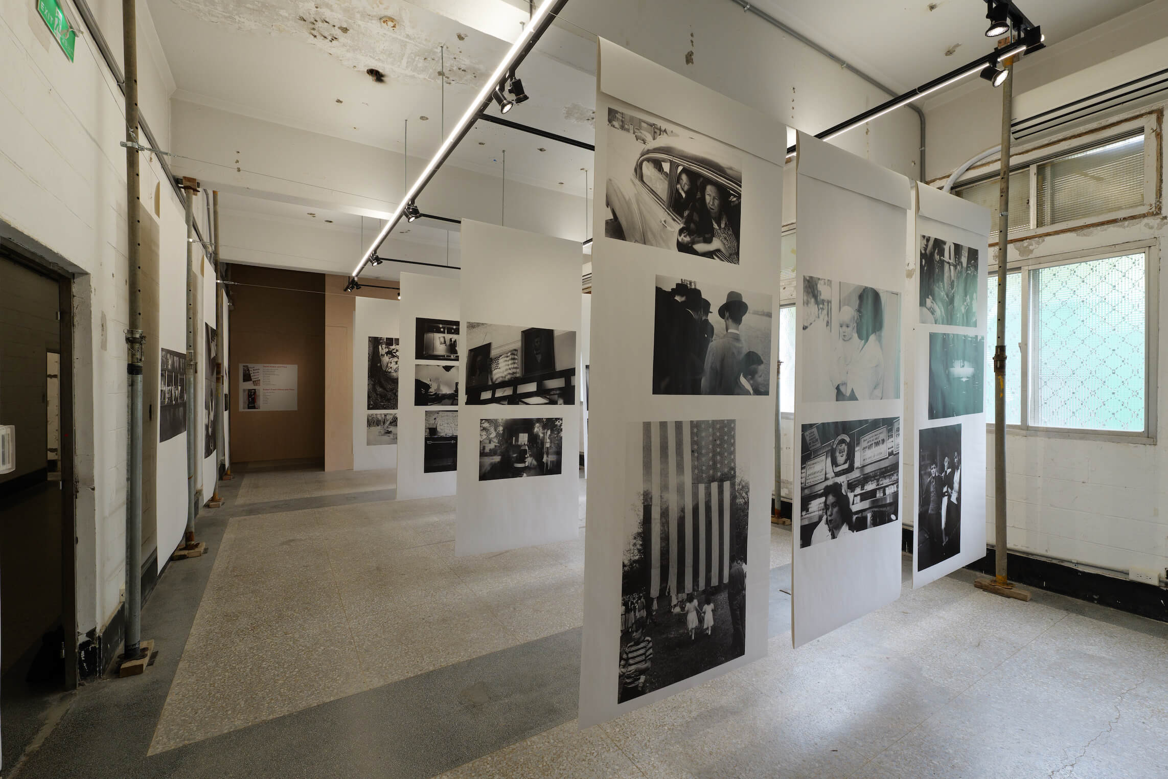 展覽呈現經典作品《美國人》一書背後的編輯過程、印樣、書信檔案等珍貴資料。