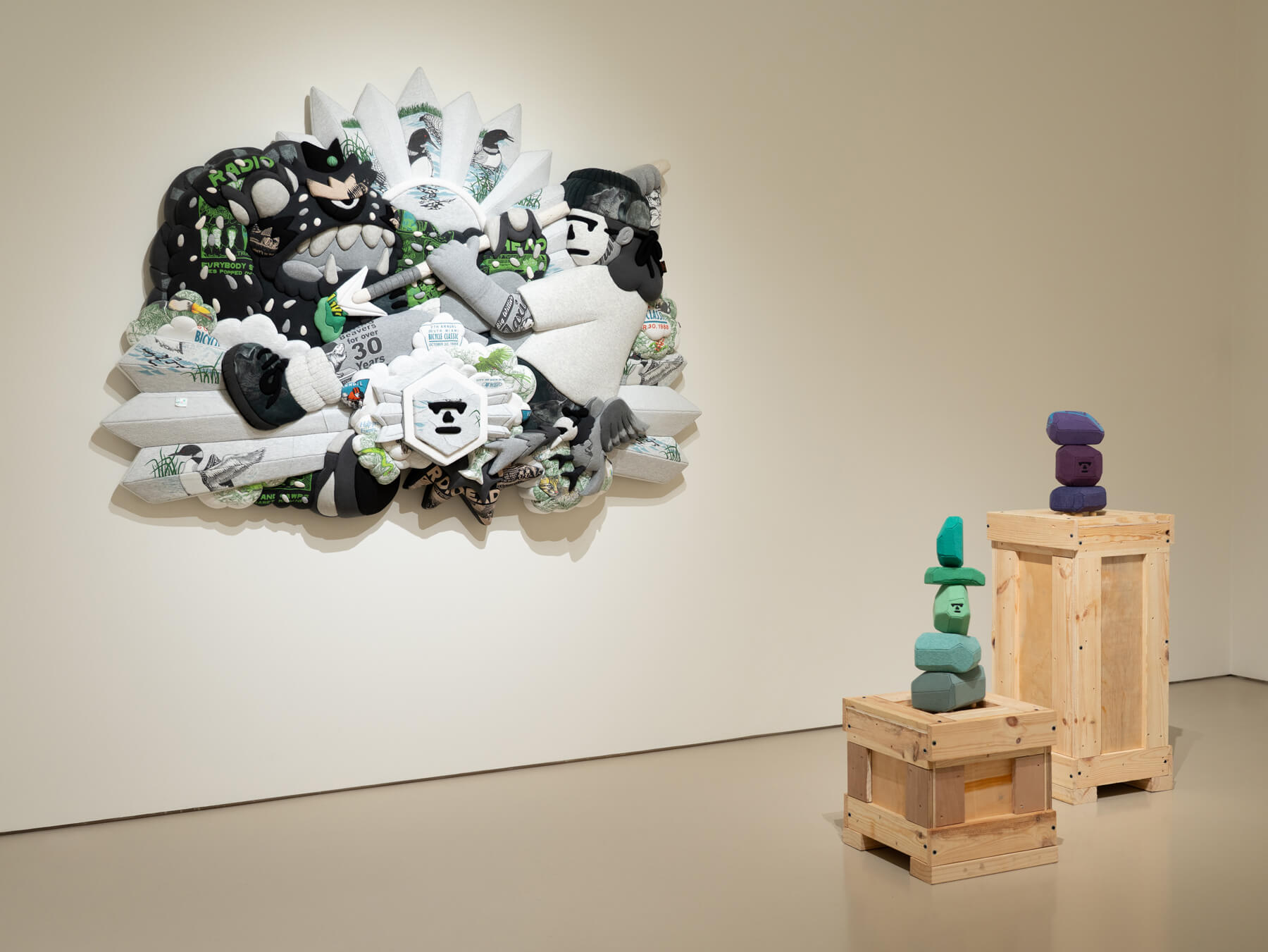 劉正堃本次個展首度挑戰2米寬浮雕巨作《Mask Fam's Odyssey》，描述MASKBOY經歷一場激烈的打鬥，T-shirt圖案在此以拆解的形式佈局，讓視覺產生多變的效果。