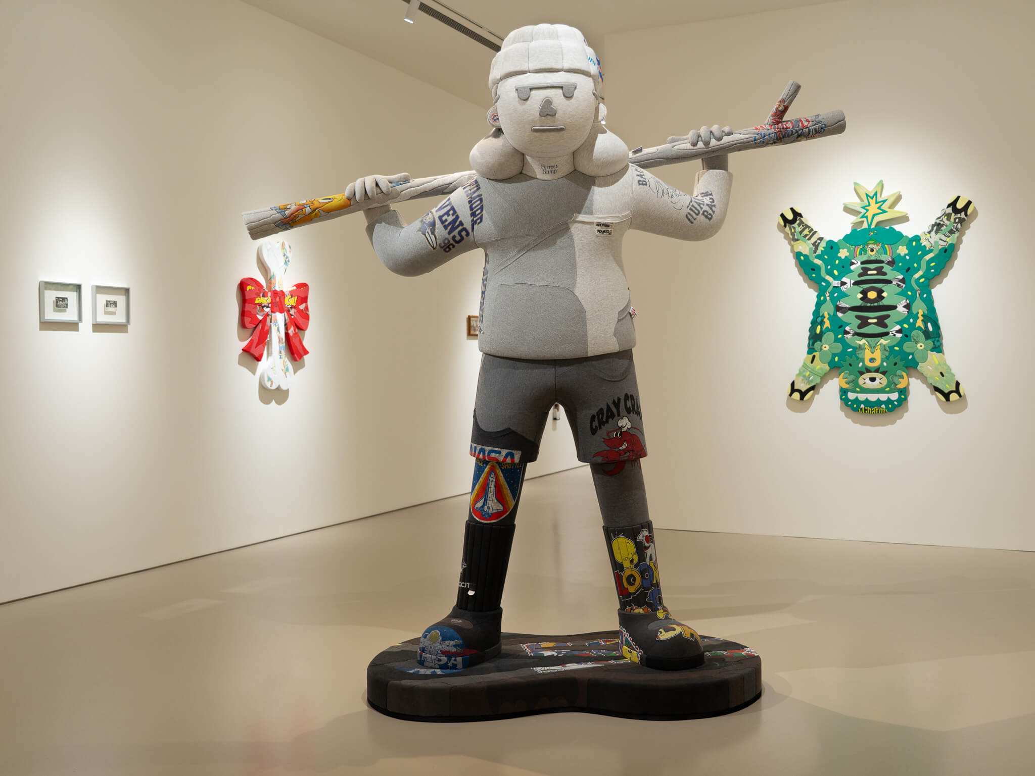 劉正堃自創「MASKBOY面具男孩」角色，這次首度化身為２米高的荒島探險旅程主角： 《來吧！》，肩扛木棍、昂首站立。