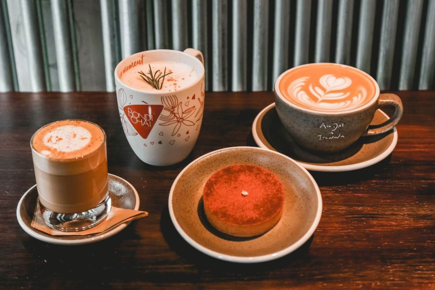 ALL DAY 十週年攜手 BONDI CHAI 以 ALL DAY BLEND 配方咖啡中的柑橘風味演繹香氣藝術。 （圖/詠鑠生活YSLC）