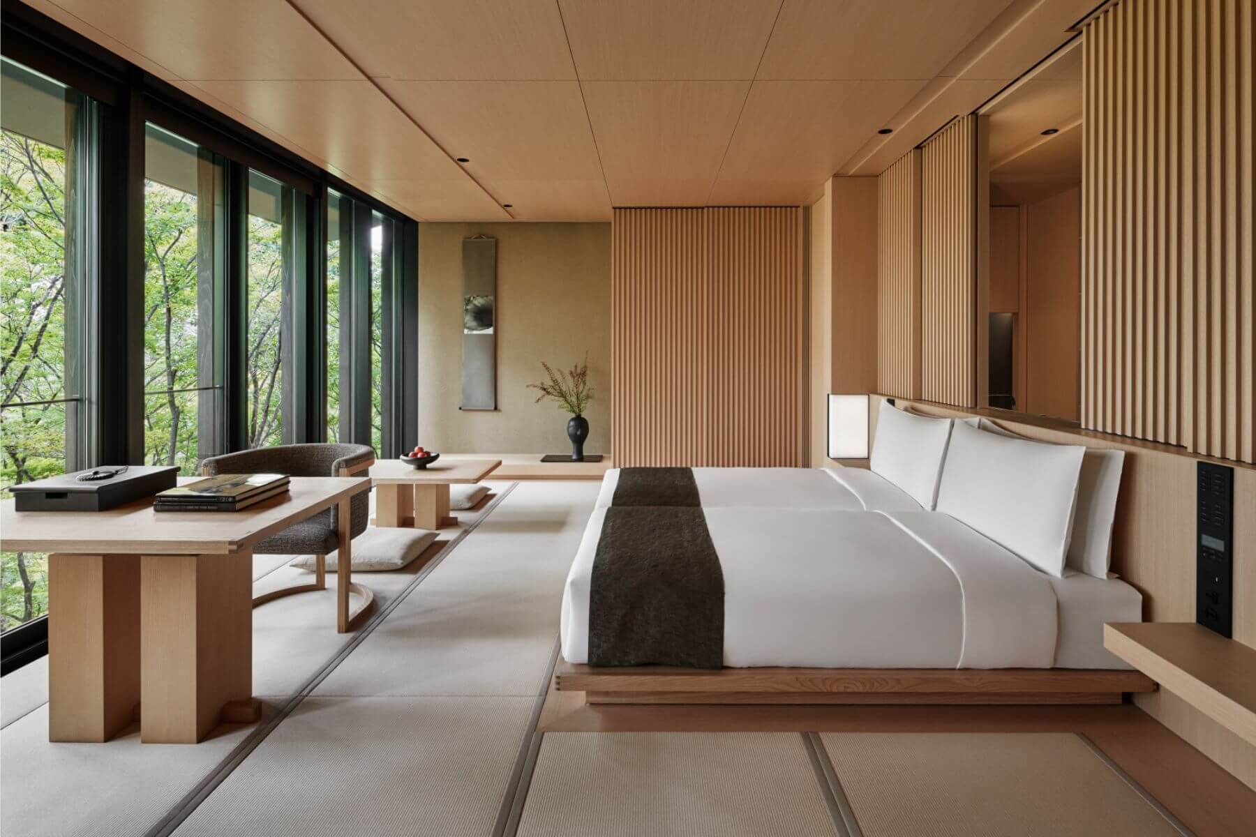 面朝西方，可觀賞周邊高大楓樹與園林景緻的「楓之房」。