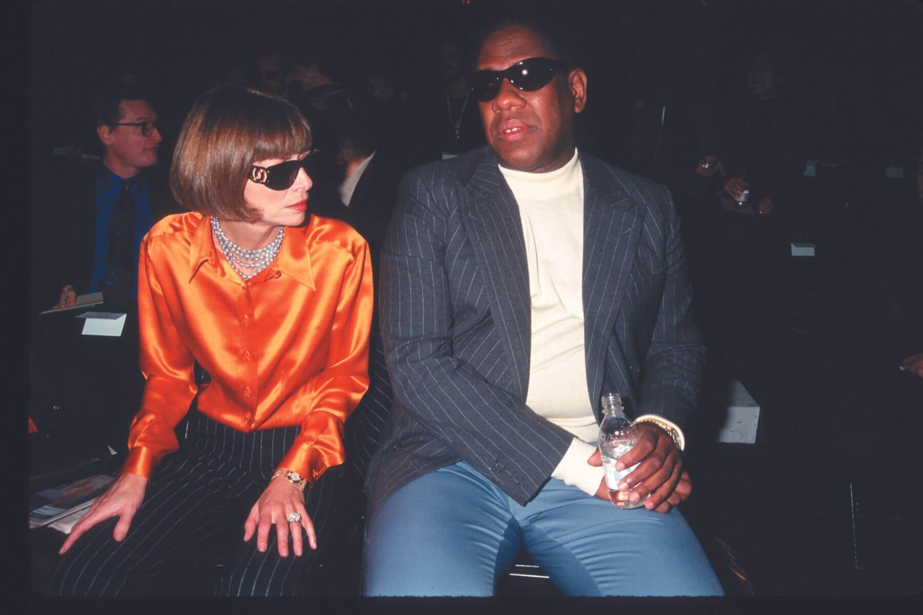 1996年，安娜和安德烈 ‧ 里昂 ‧ 泰利坐在時裝秀的前排座位。（攝影／伊凡 ‧ 阿戈斯蒂尼）