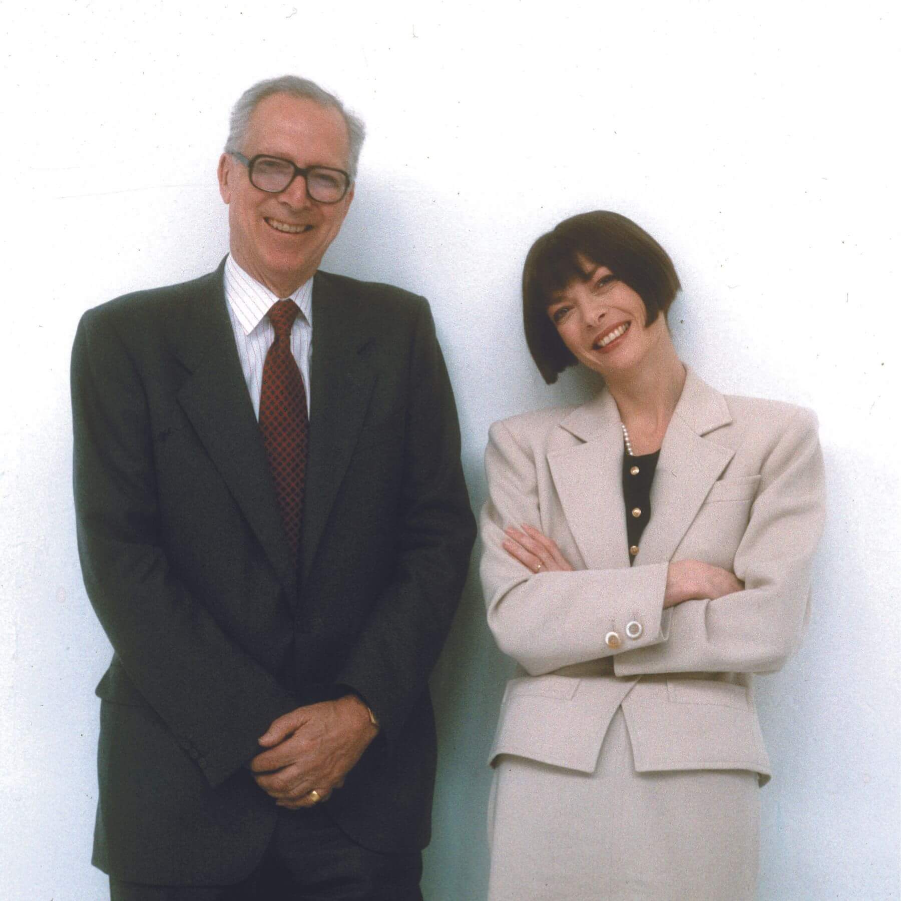 1986年，安娜與父親查爾斯，當時安娜在英國版《時尚》拿下第一份總編輯的工作。（攝影／喬恩 ‧ 廷伯斯）