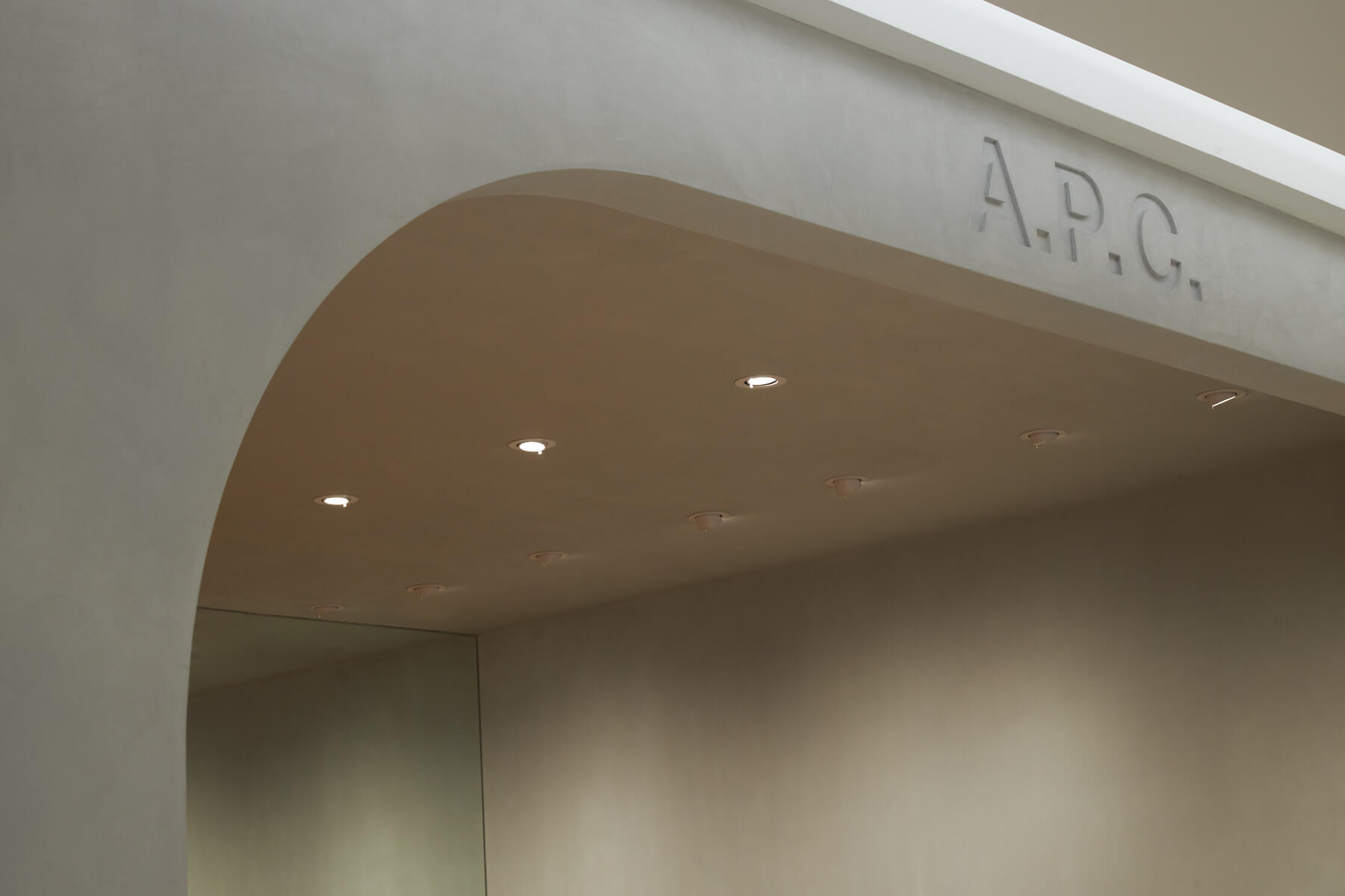 A.P.C.品牌專門店建材以手工礦物塗層為主。