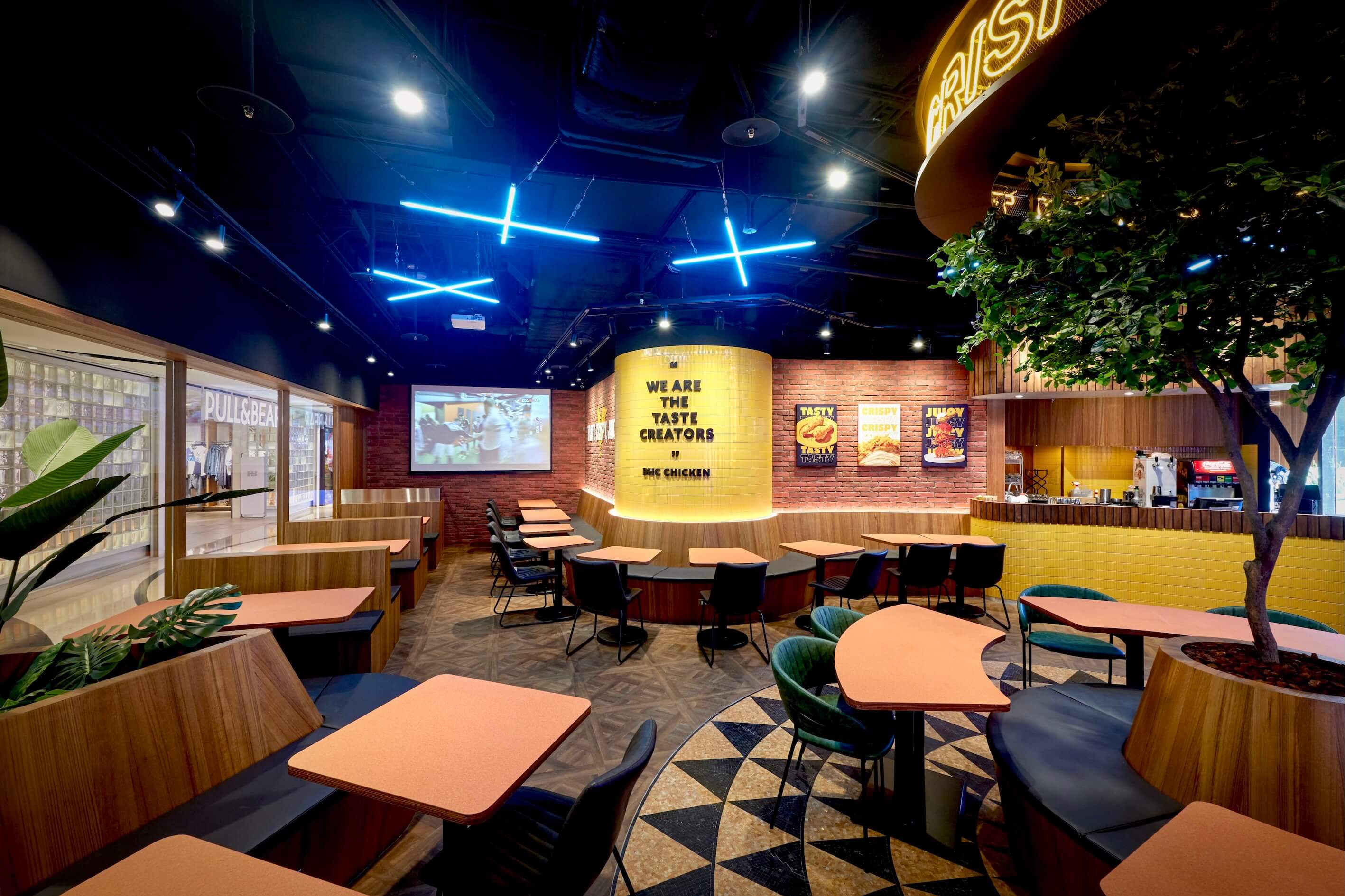 日夜轉換不同氛圍的信義ATT店共設有62個座席。