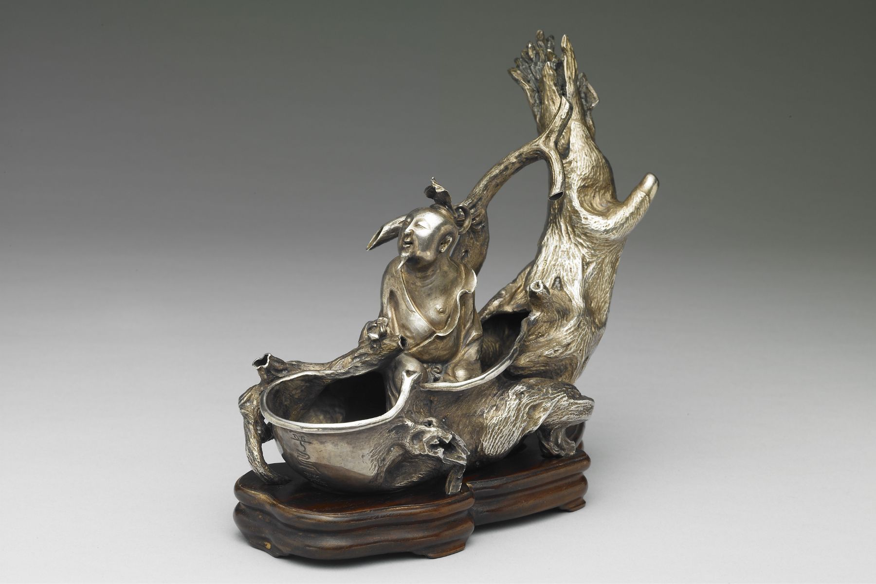 朱碧山款「張騫乘槎」銀槎，元至明（1271–1644 年），國立故宮博物院