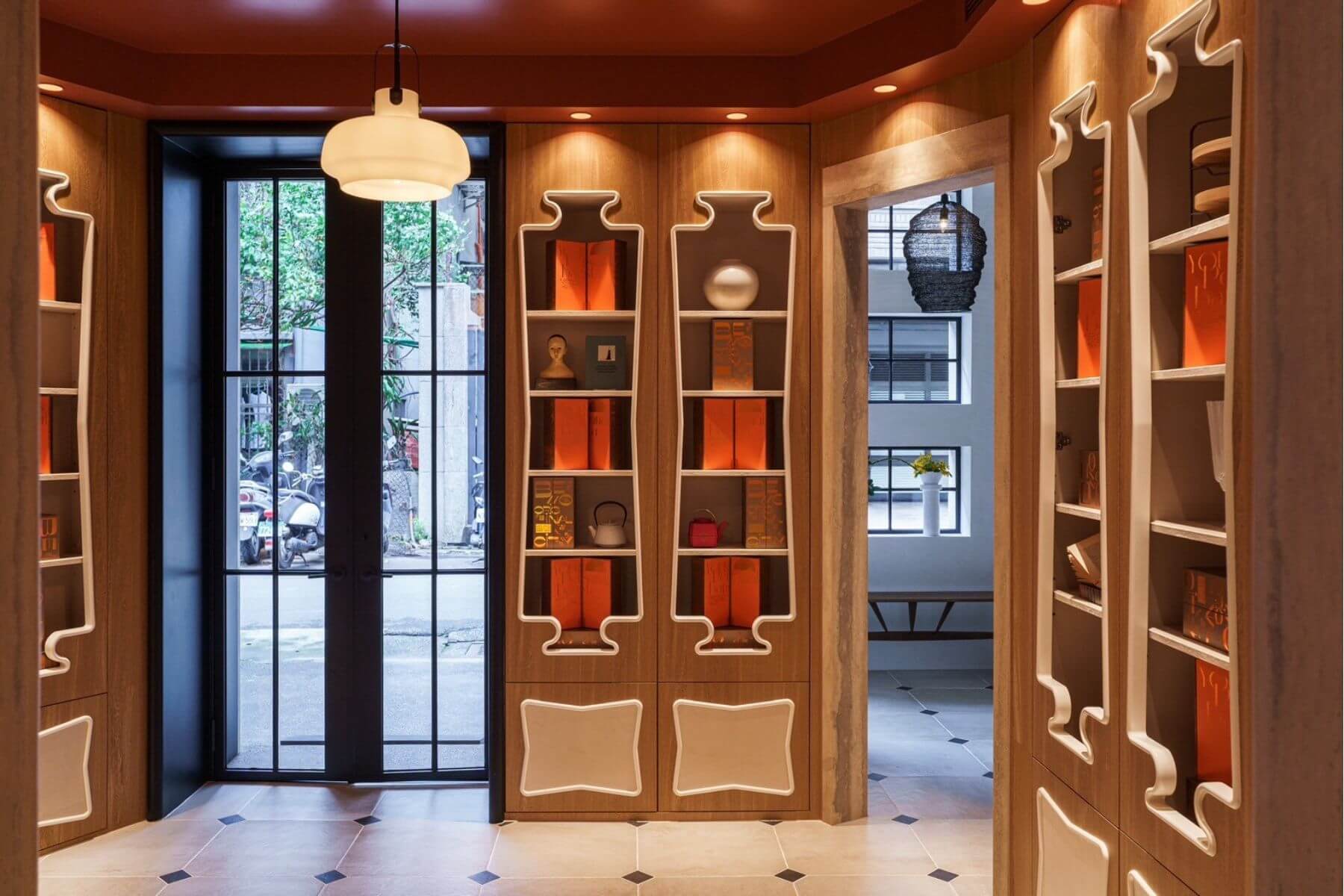 BEMO Salon一樓空間採用環360度八角對稱的和諧設計。