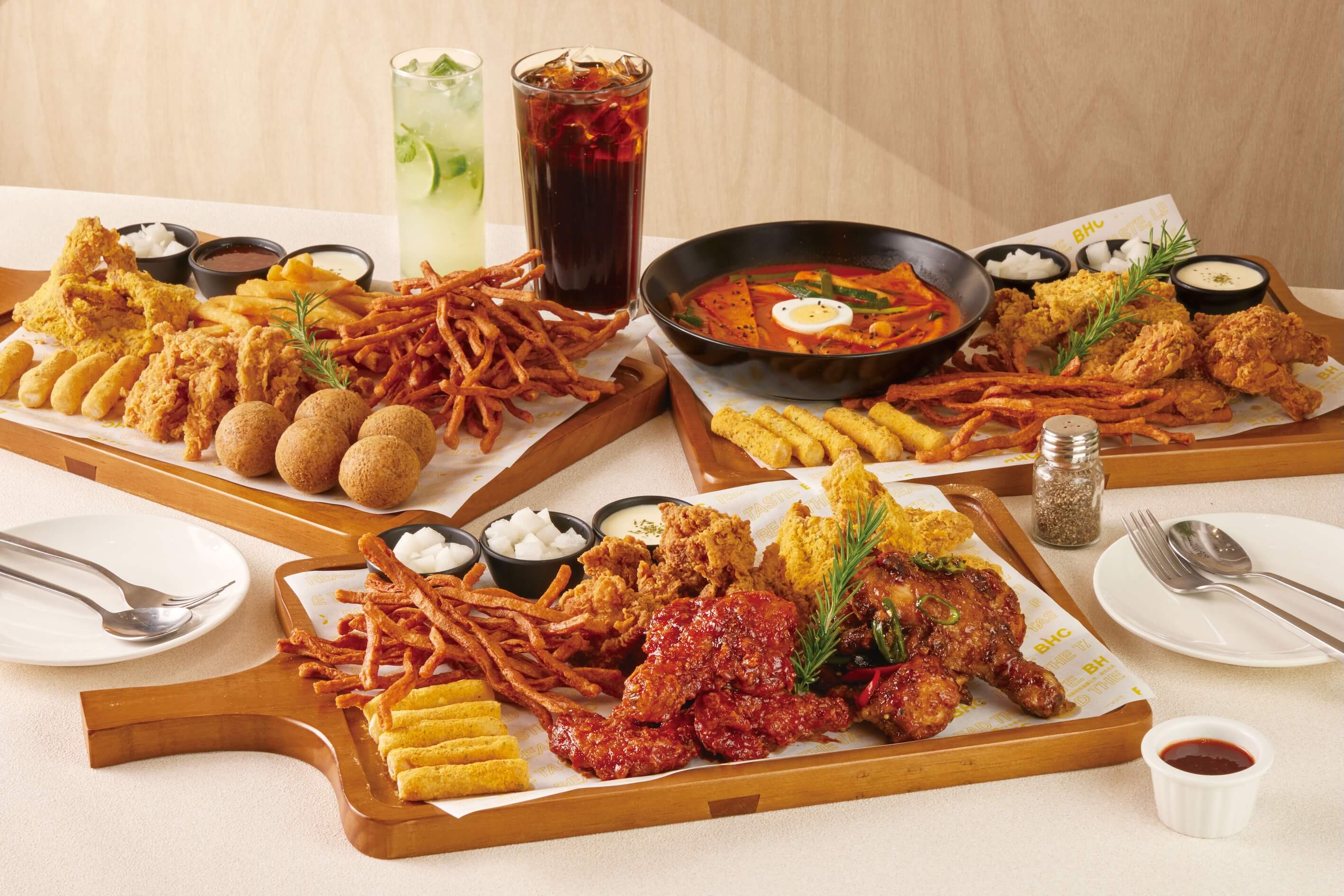 專為聚餐場景設計的「BHC炸雞聚餐盤」，提供多種口味與點心組合。