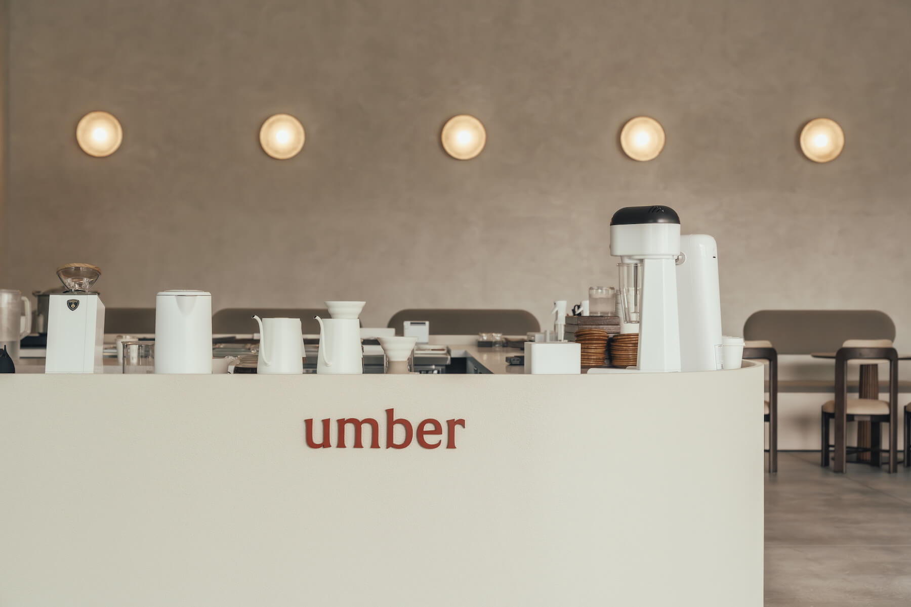 開放式吧台可端詳咖啡師手沖的過程。