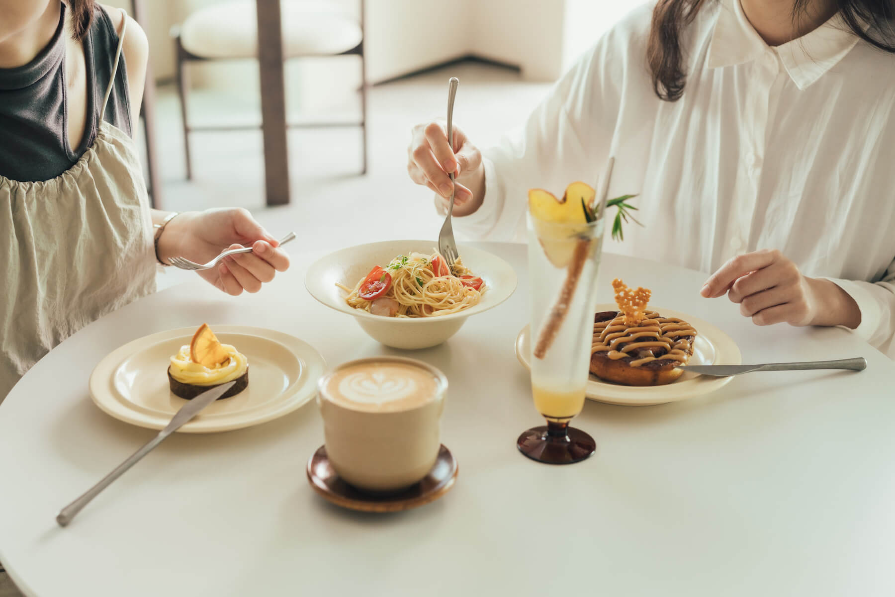 自熬蘋果迷迭香泡泡、經典拿鐵、伯爵茶香檸檬塔、番茄鮮蝦天使冷麵、經典焦糖肉桂捲。